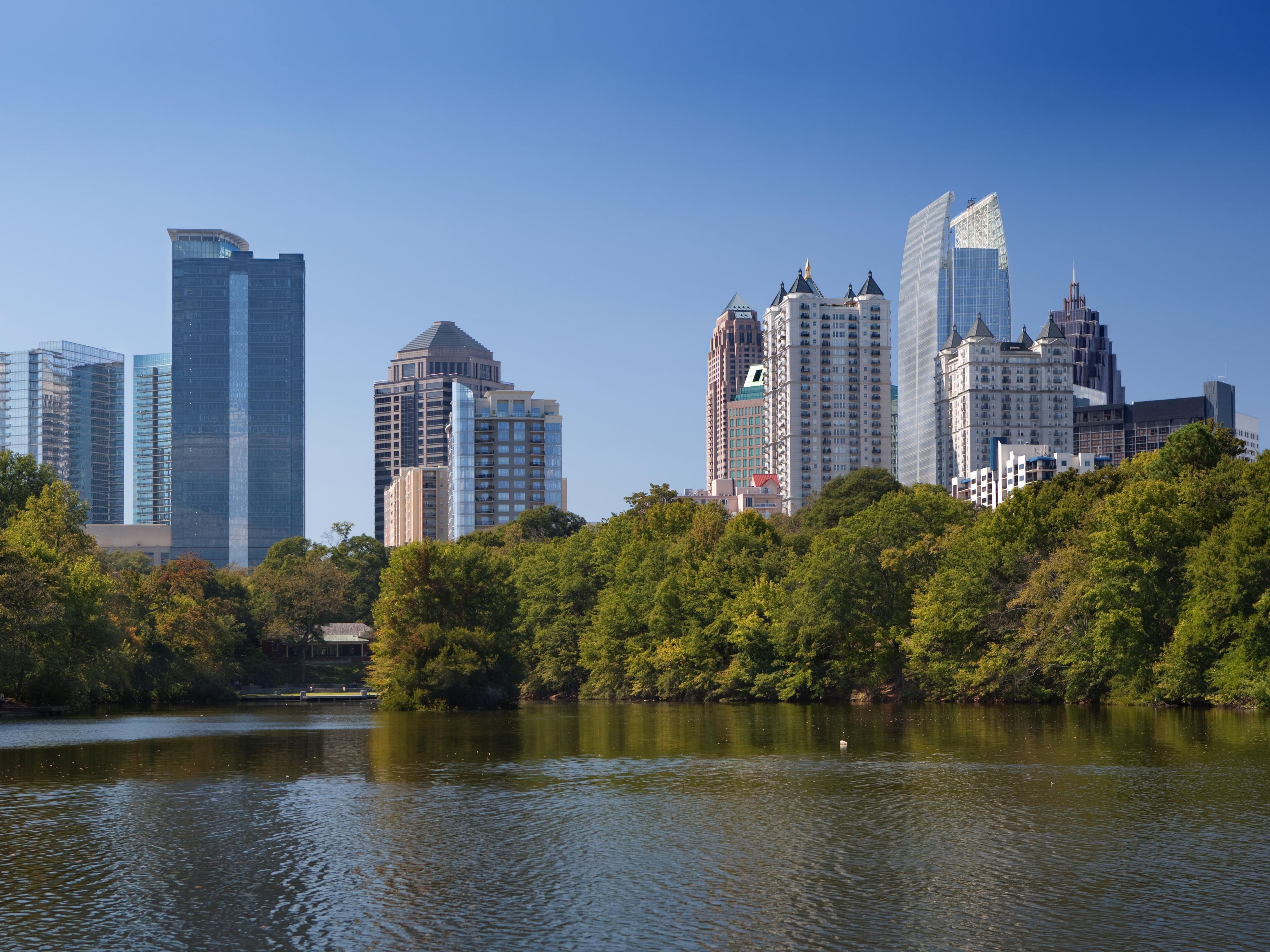 Stay in the heart of Midtown Atlanta near the Georgia Aquarium, World of Coca-Cola, Fox Theater, and Mercedes-Benz Stadium. Our hotel’s unbeatable location and valet parking make it easy to explore top Atlanta attractions, entertainment, and dining. Discover the best of Atlanta right outside our doors.
