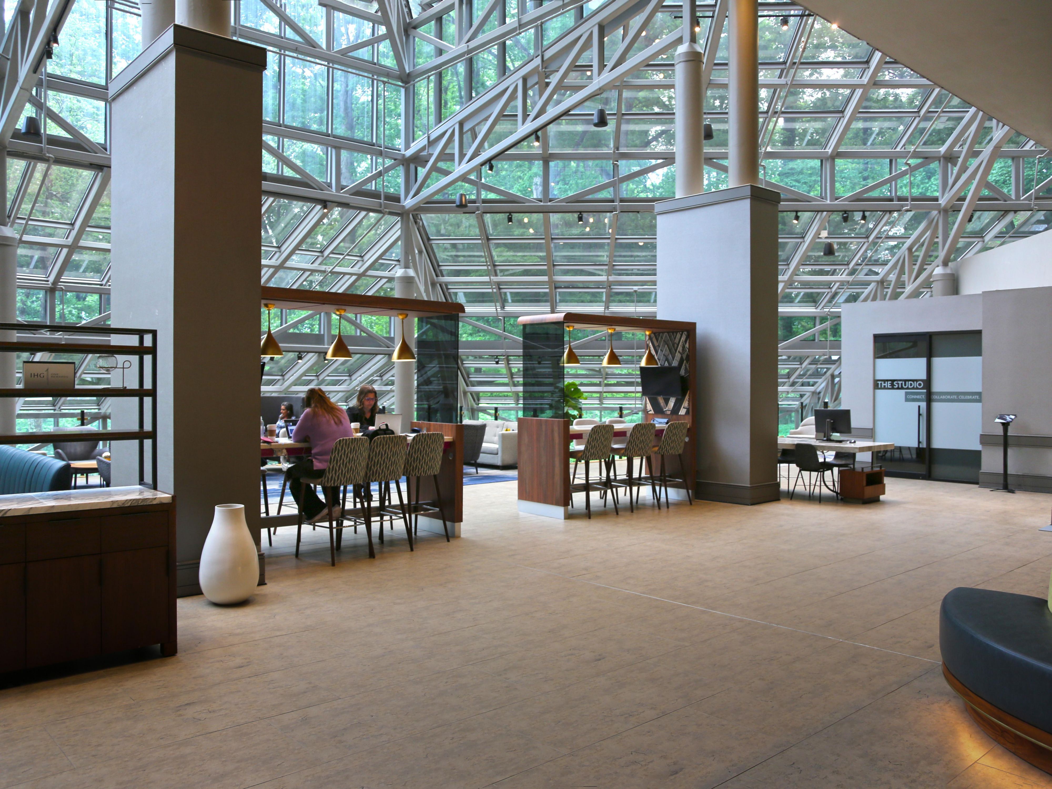 Redefina seu local de trabalho moderno em nosso Plaza Workspace. Este ambiente adaptável e repleto de luz é perfeito para trabalhar sozinho ou colaborar com sua equipe. Esconda-se em um recanto, junte-se a uma mesa comunitária ou reserve um estúdio. Nosso espaço de trabalho oferece Wi-Fi gratuito, tomadas e tablets digitais para pedidos de comidas e bebidas.