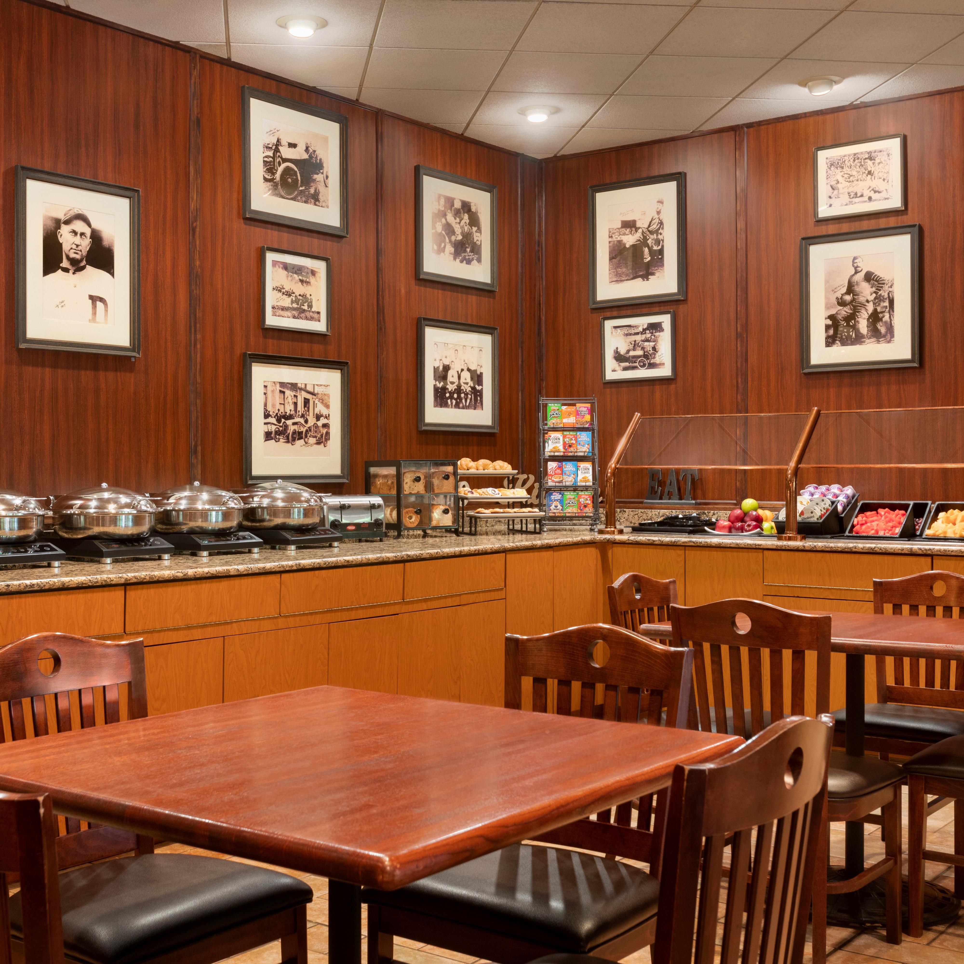 Choose between our buffet and à la carte favorites for breakfast.