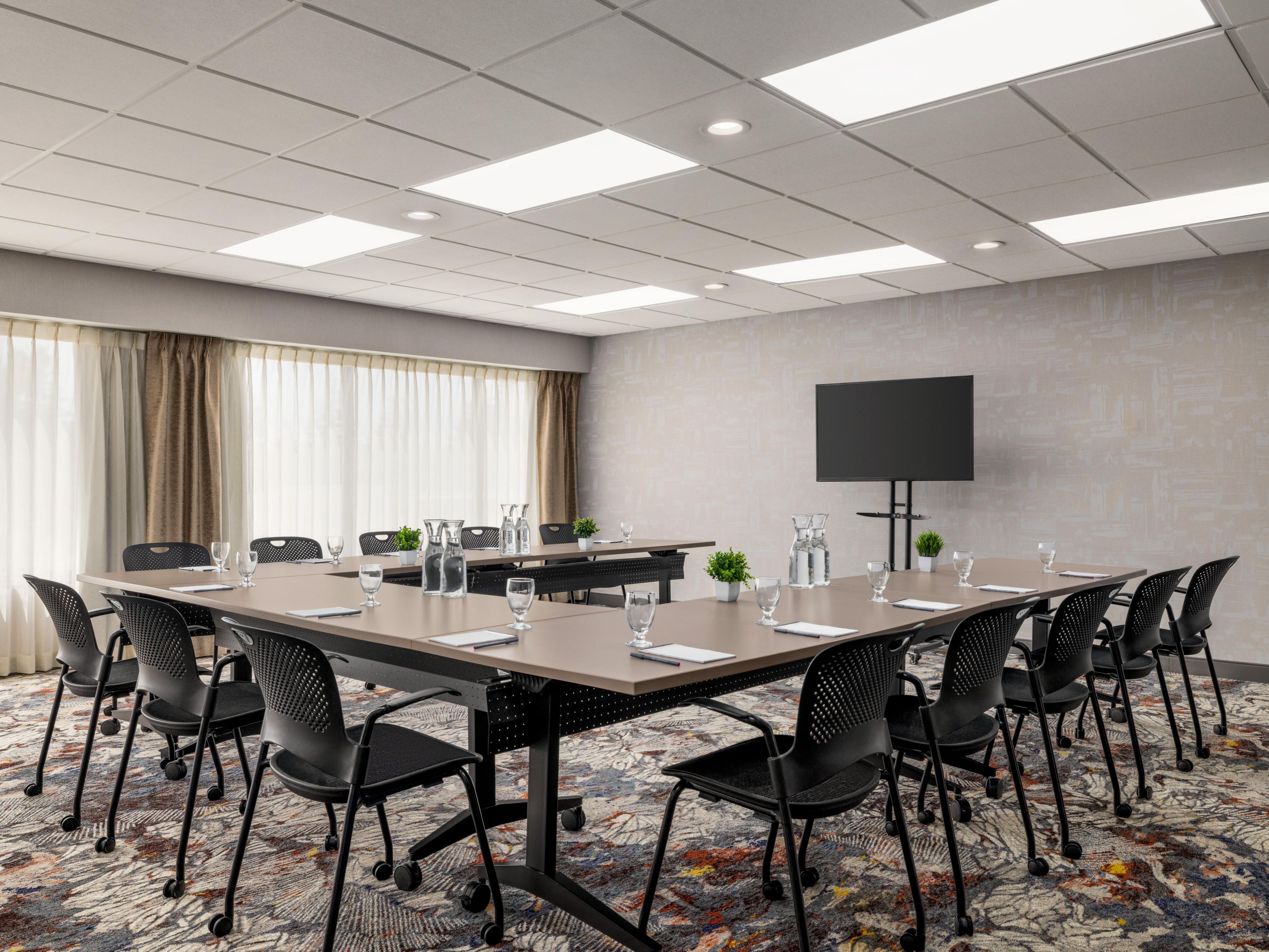 Lead productive meetings with tech and natural light in Michigan.