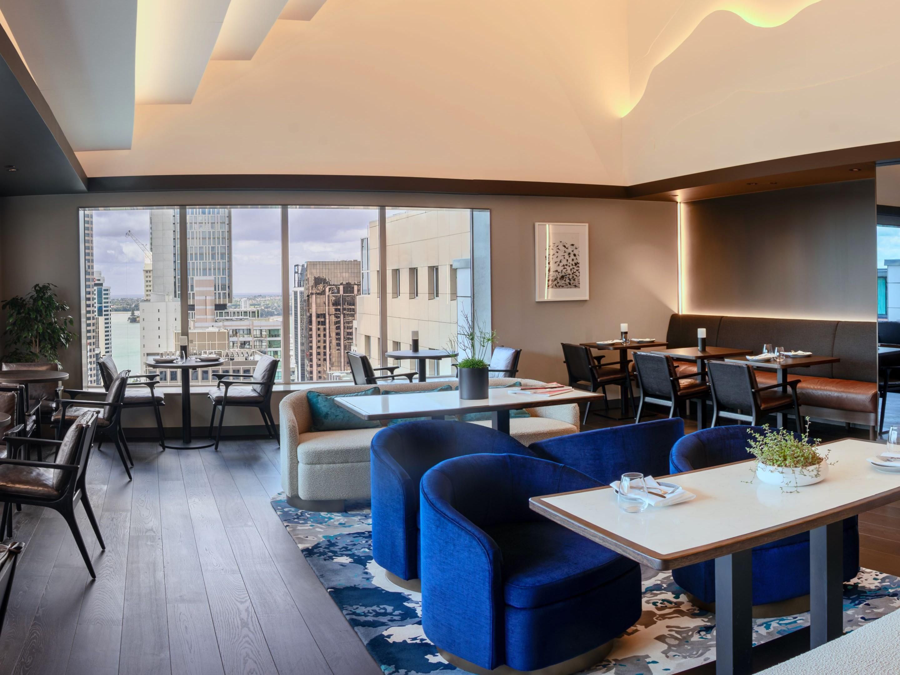Meticulously designed, the Executive Lounge represents a blend of contemporary elegance and urban luxury. 분주한 세상에서 잠시 벗어나 휴식을 취하고 싶거나 와인 한 잔을 음미할 수 있는 세련된 분위기를 원하신다면 이그제큐티브 라운지로 여러분을 초대합니다. 끝없는 전망과 매력적인 분위기, 편안한 휴식이 어우러진 곳입니다. 