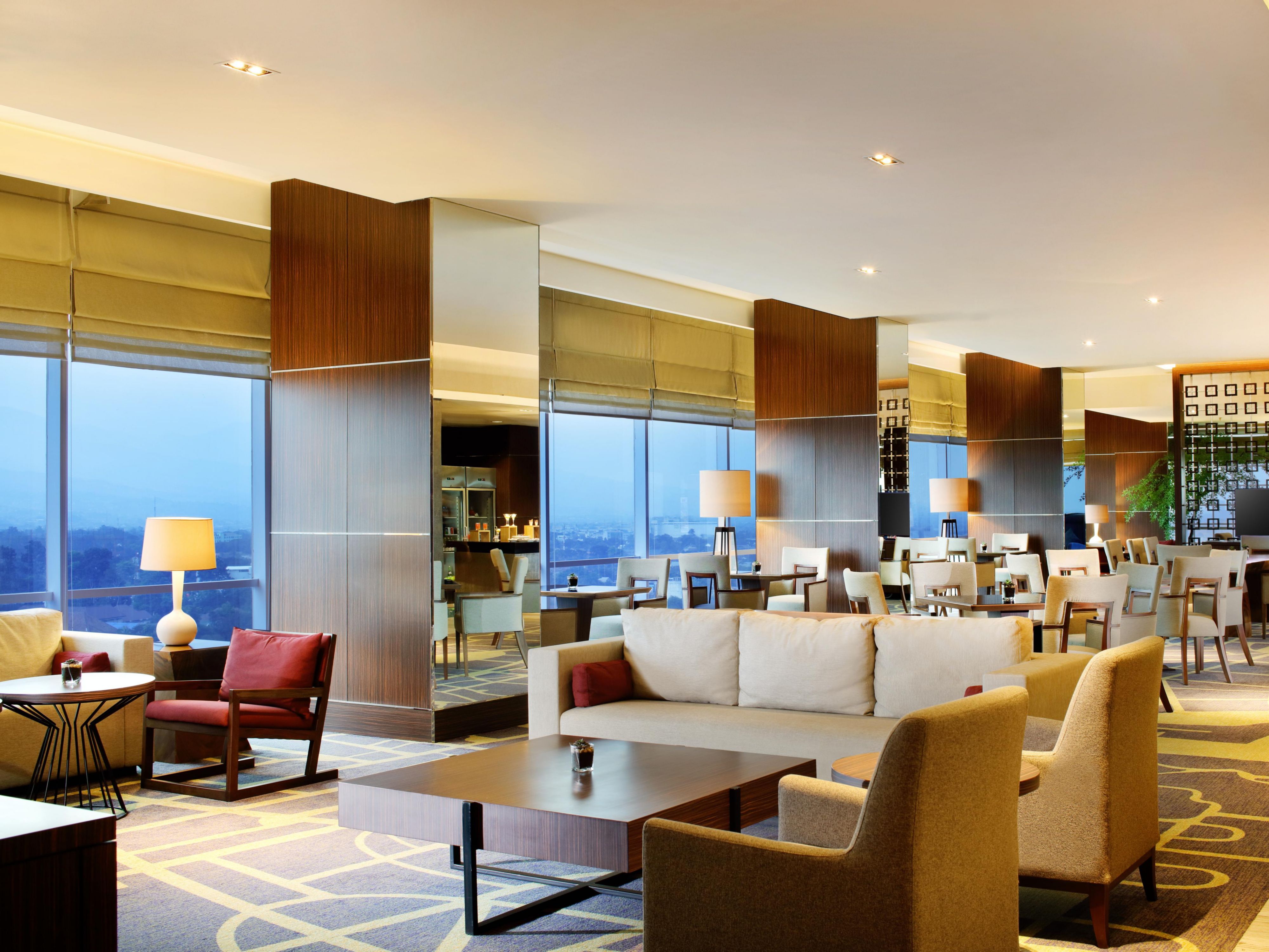 The elegant and spacious Executive Lounge, located on the 16th floor, spoils our guests with personalized service. This private space offers breakfast, afternoon tea and evening cocktails with international taste of complimentary snacks and canape. Its fully equipped complimentary boardroom, fit for eight people, presents a modern lifestyle.