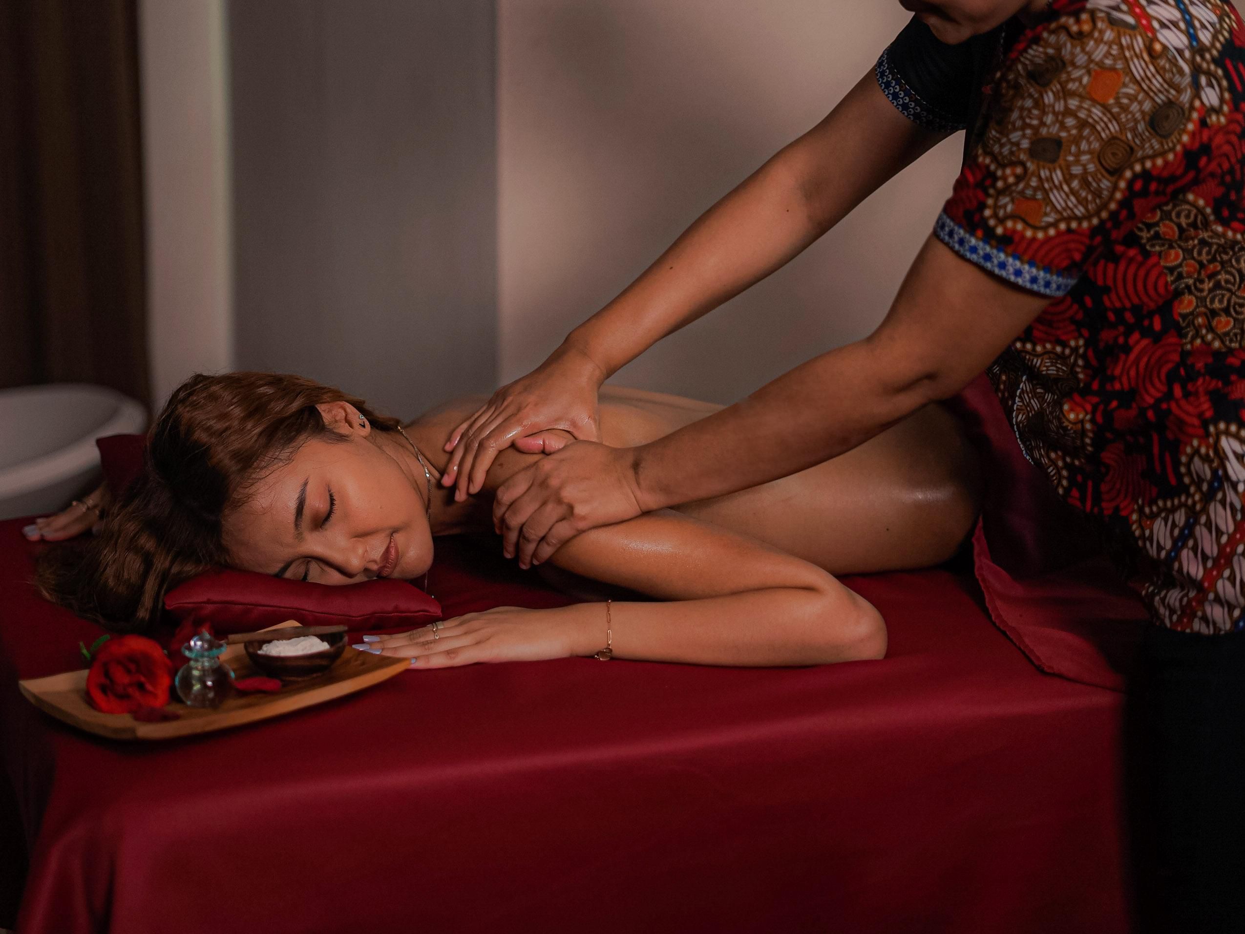 Treat yourself to five-star pampering and ultimate relaxation during your leisure or business trip at Crowne Plaza Bandung. The Traditional Bali Uluwatu Spa, which combines traditional Balinese healing rituals with innovative wellness concepts, offers a tranquil treatment and spa area where guests can choose a room for themselves or a pair.