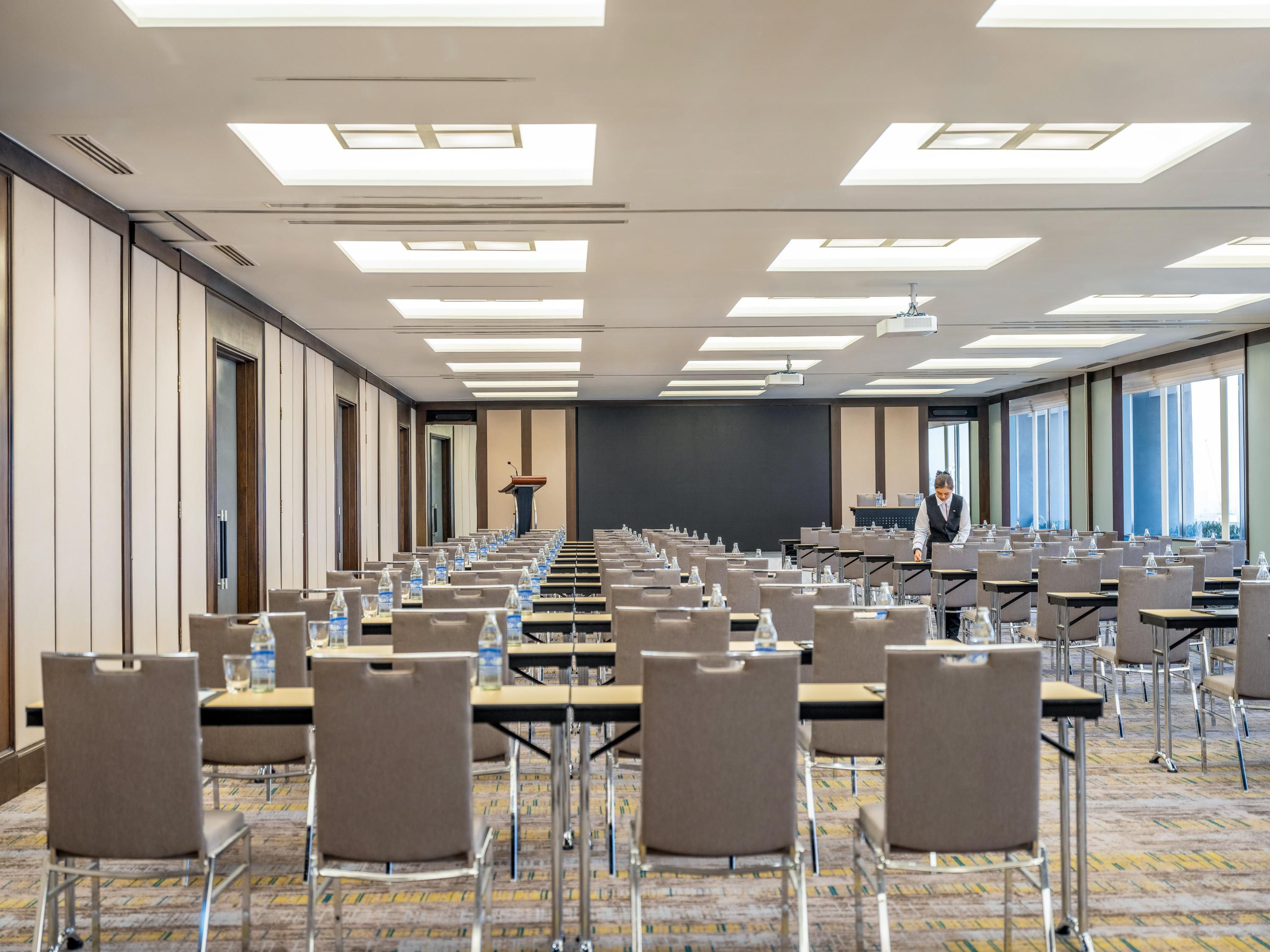 Introducing the Crowne Ballroom, a sophisticated 311-sqm event space on the 21st floor. With a capacity of up to 400 guests and abundant natural daylight, it’s ideal for a wide range of gatherings. The room features advanced technology, including a high-tech LED screen, ensuring a seamless experience for any event.