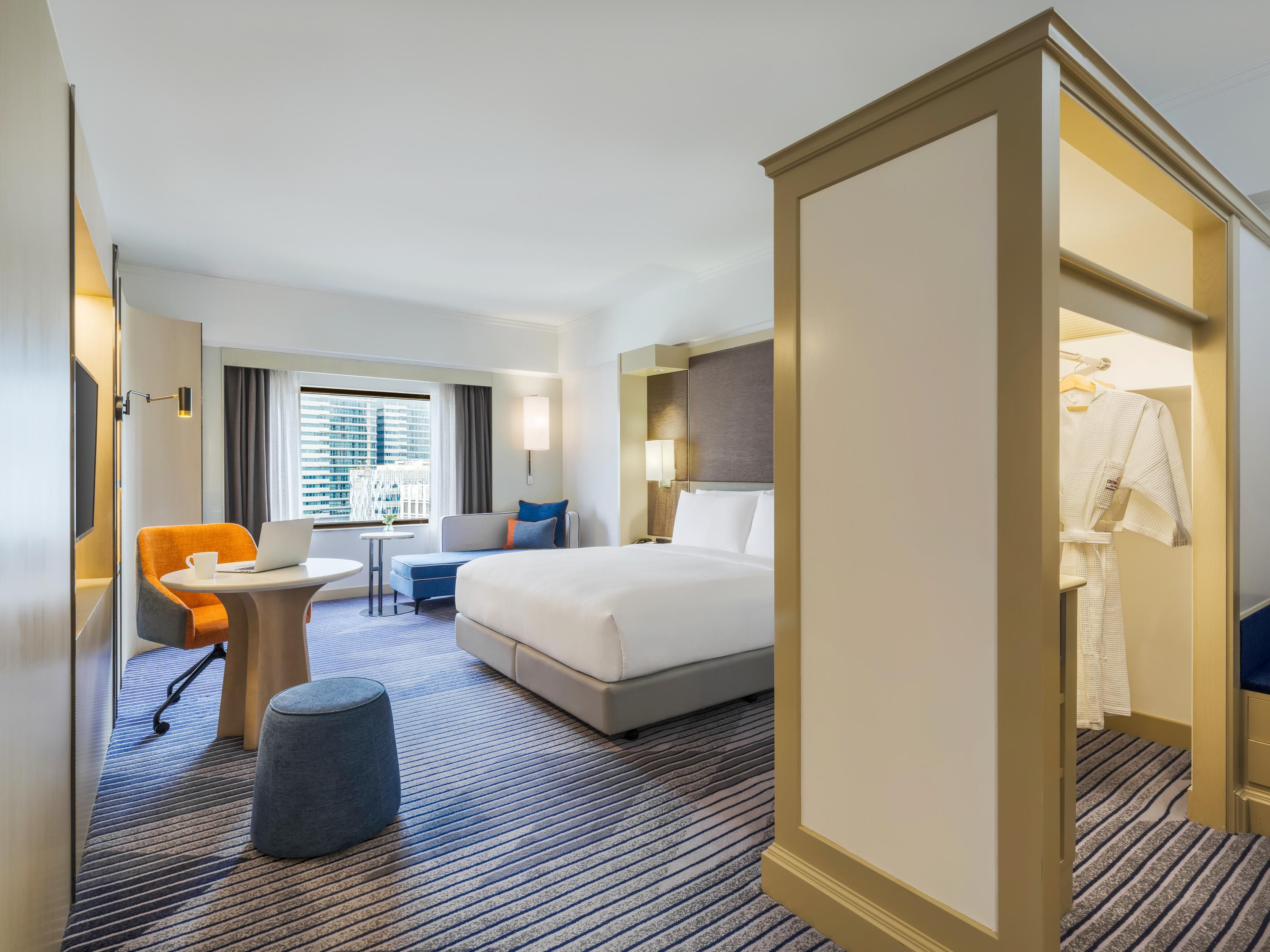 Bigger in space at 46 sqm, the Premium Room boasts stunning city views of the City of Angels, and is available in both luxurious King size or Twin bedding options. The room offers a 50″, 4K TV screen with Netflix installed, a larger workstation and a separate sofa with free Wi-Fi.