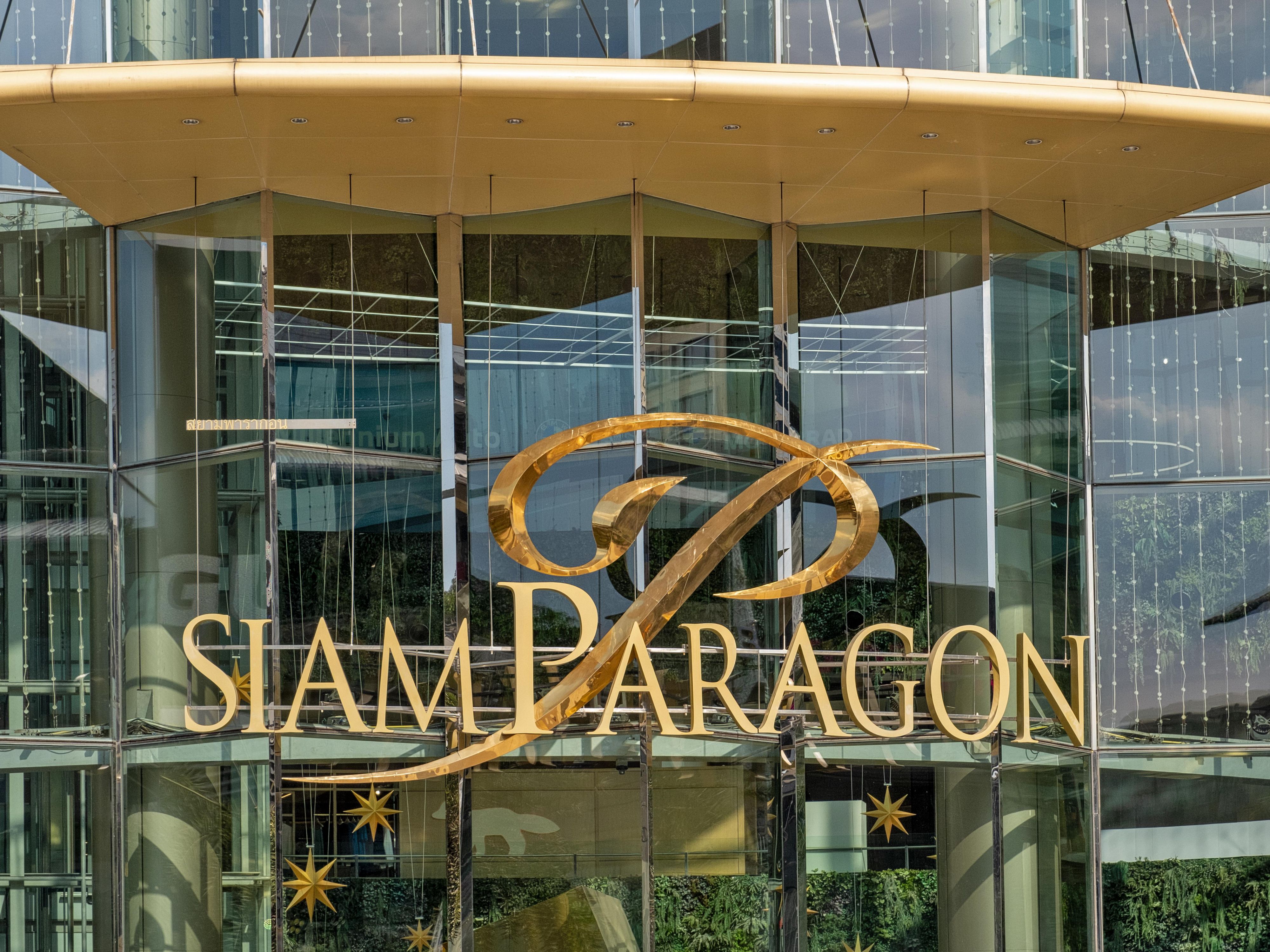 Siam Paragon is one of the biggest shopping centers in Asia. The mall includes a wide range of specialty stores, and multiplex movie theater (consisted of 15 large size theaters with one of the them having the biggest screen and seating capacity in Asia).