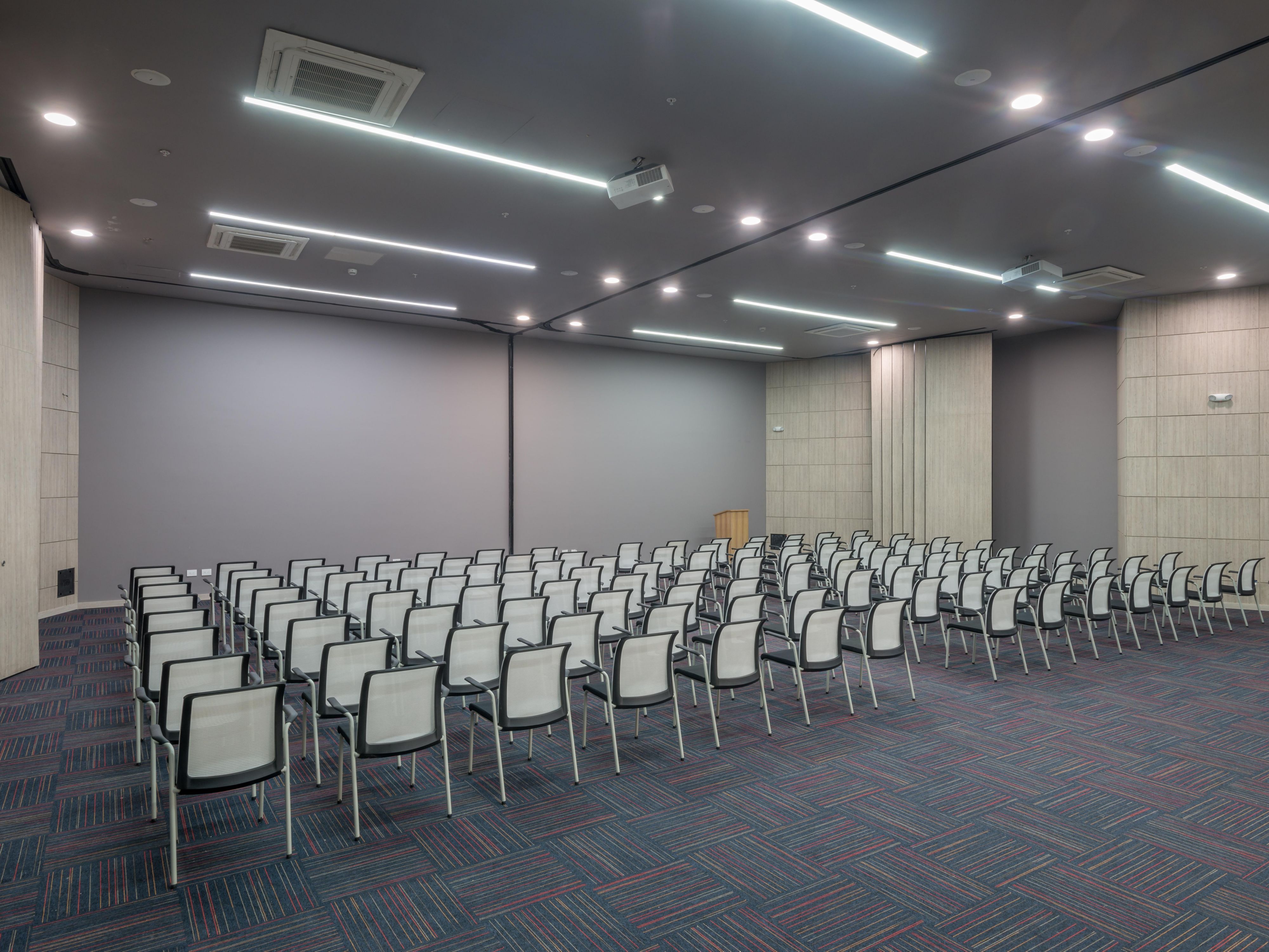 Hotel with capacity to attend meetings 