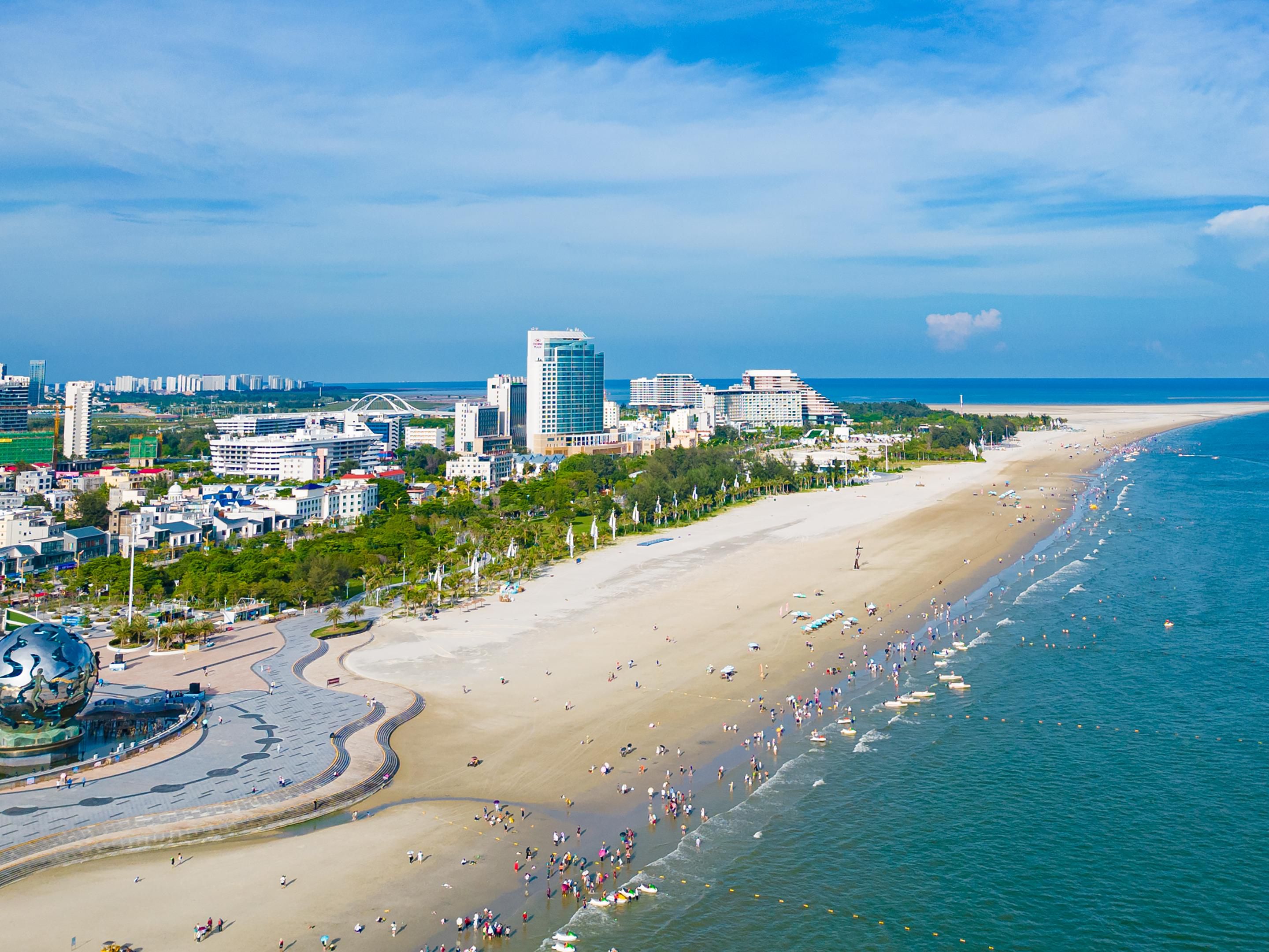 北海银滩皇冠假日酒店地理位置得天独厚，坐落在银海区银滩镇银滩四号路，距离银滩景区仅100米，沐浴阳光漫步银滩，洁白细腻的沙滩泛出点点银光，如梦如幻。酒店东侧紧邻与银滩一脉相连的金海湾红树林，在此可放眼饱览群鹜飞天、碧海蓝天、红日白沙，感受迷人的诗意之境。