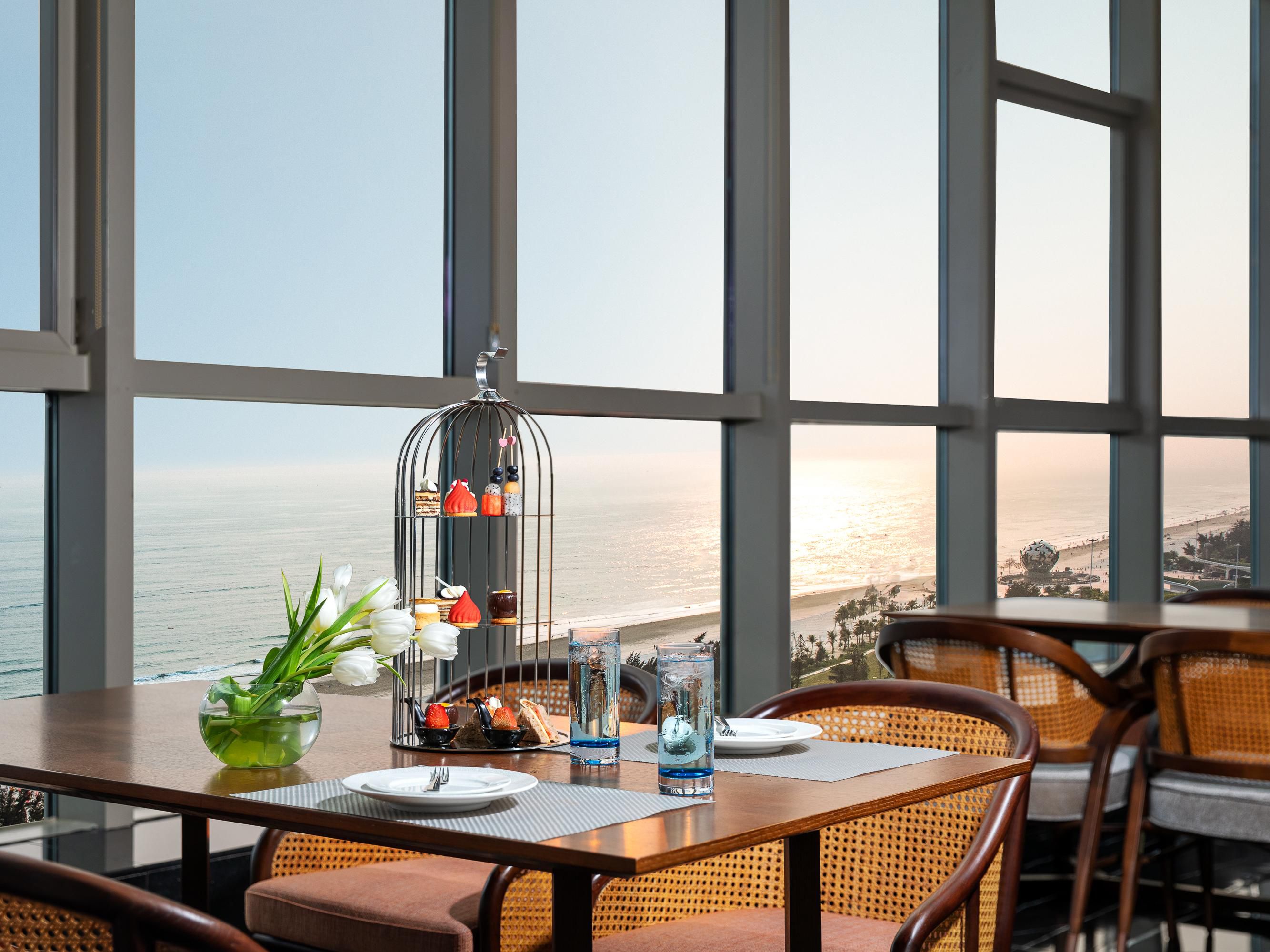 B@21天际酒廊位于酒店21层，俯瞰北海银滩壮美海景，是商务聚会和休闲娱乐的不二之选。伴随着美妙的音乐，品尝精选牛扒、特调鸡尾酒或是来一杯威士忌，欣赏银滩醉人落日美景，静享这美妙时刻。