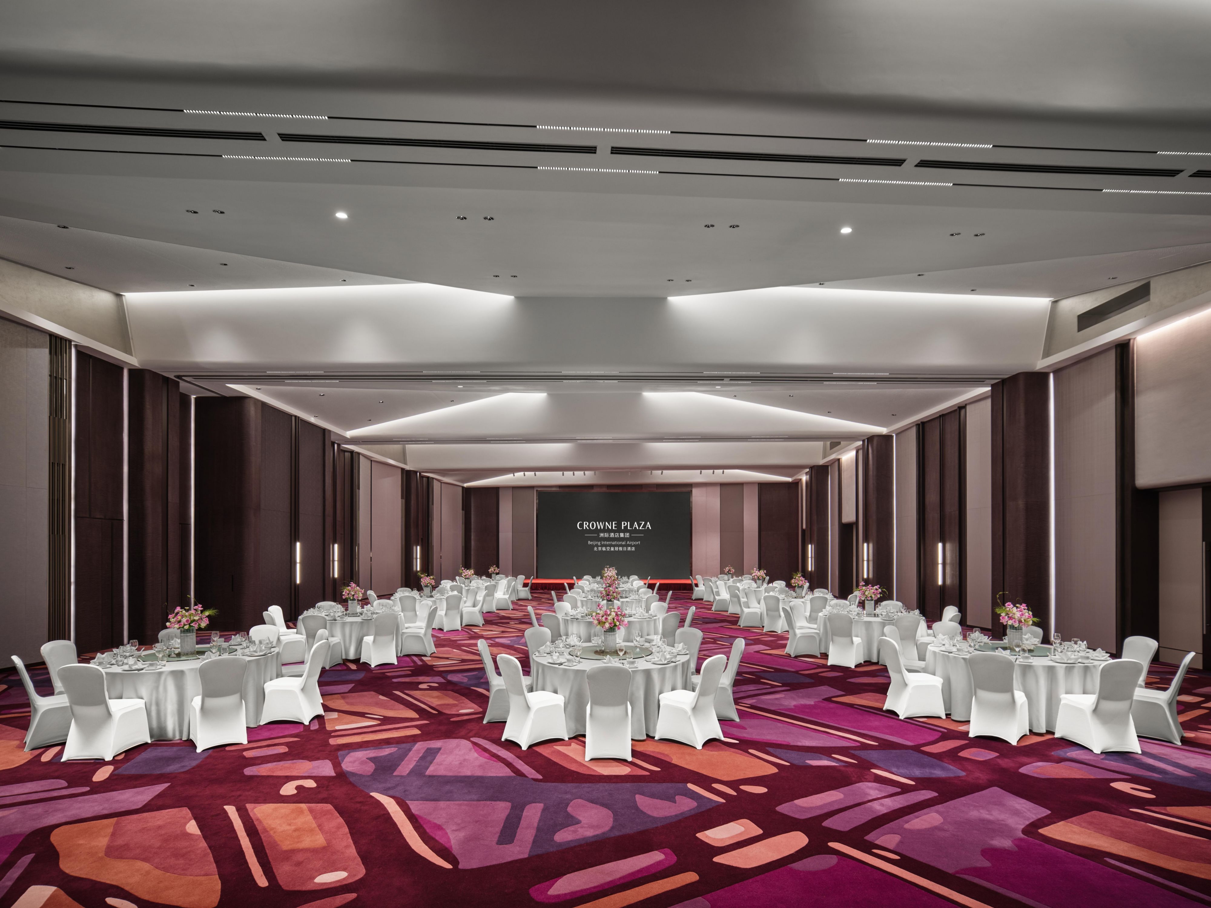 It has an air banquet hall, as well as a function hall with unique design and natural lighting, Jingtai Palace Chinese restaurant, lawn and other indoor and outdoor venues to meet your wedding banquet needs of different sizes and styles.