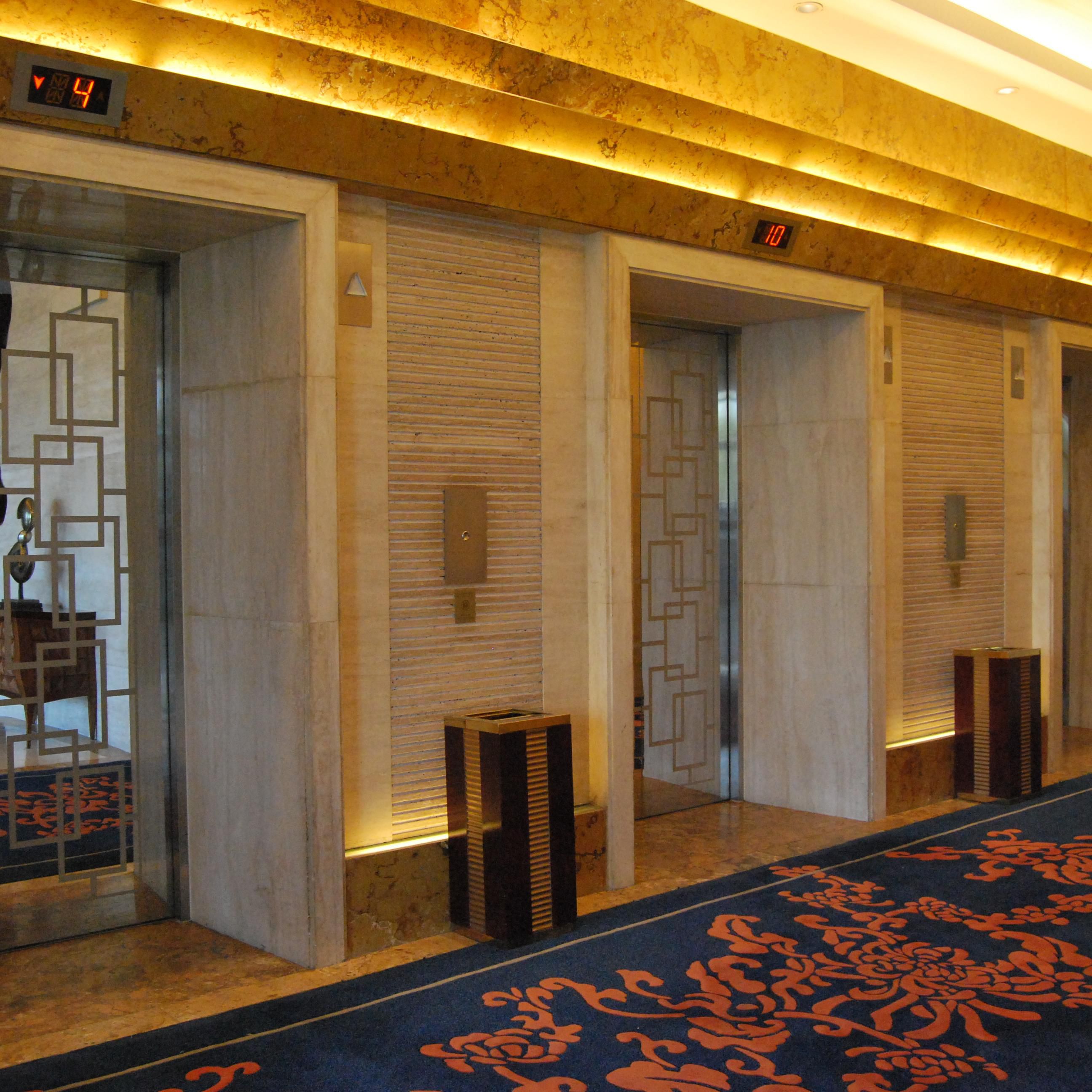 Hall d&#39;entrée avec ascenseurs