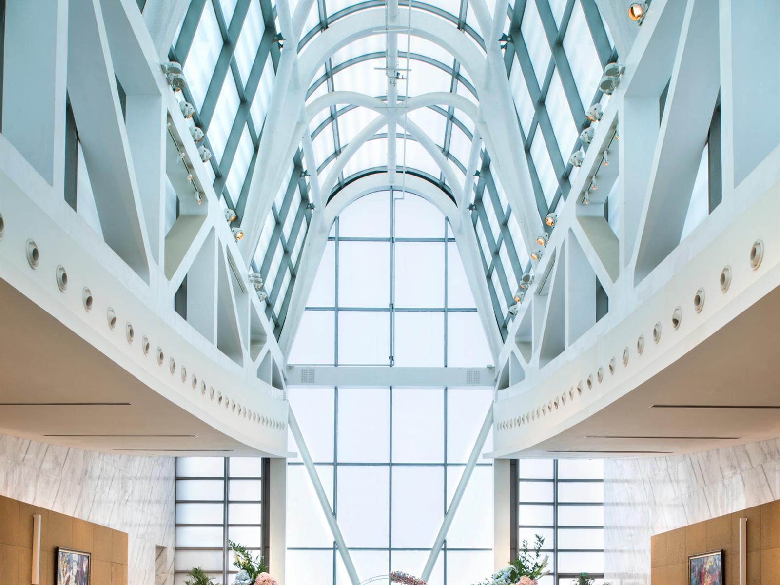 480-sqm sun-lighted Chapel is the only domed wedding venue in Beijing. 1,000-sqm glass-roofed Foyer is suitable for cocktails and other types of events.