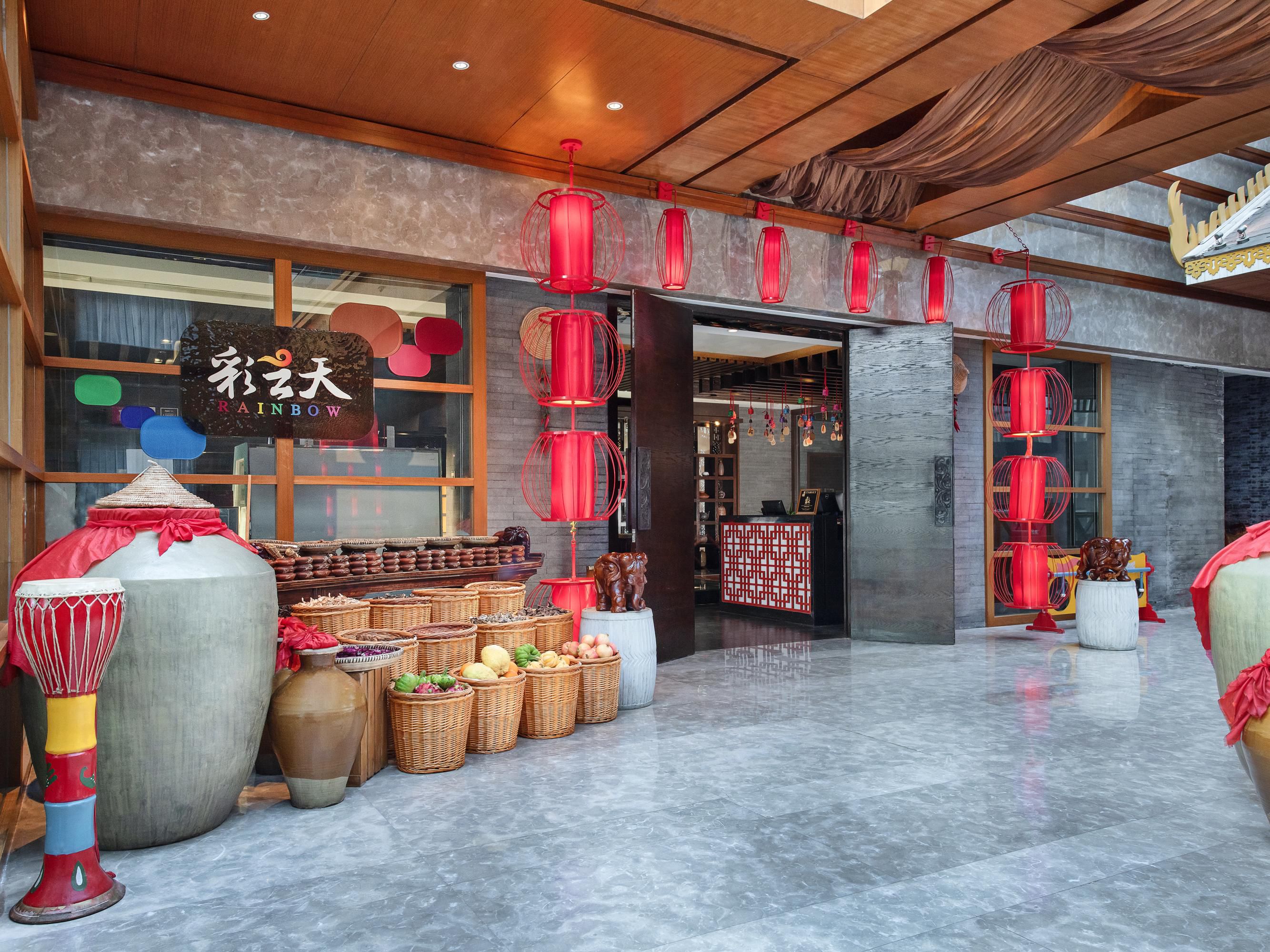 This restaurant offers a whole range of flavors from Yunnan which is famous for dishes prepared from very fresh ingredients and wild mushrooms, from healthy to spicy. The decor with Yunnan cultural bricks, paintings and service staff in beautiful Yunnan costumes will bring you an authentic Yunnan taste.