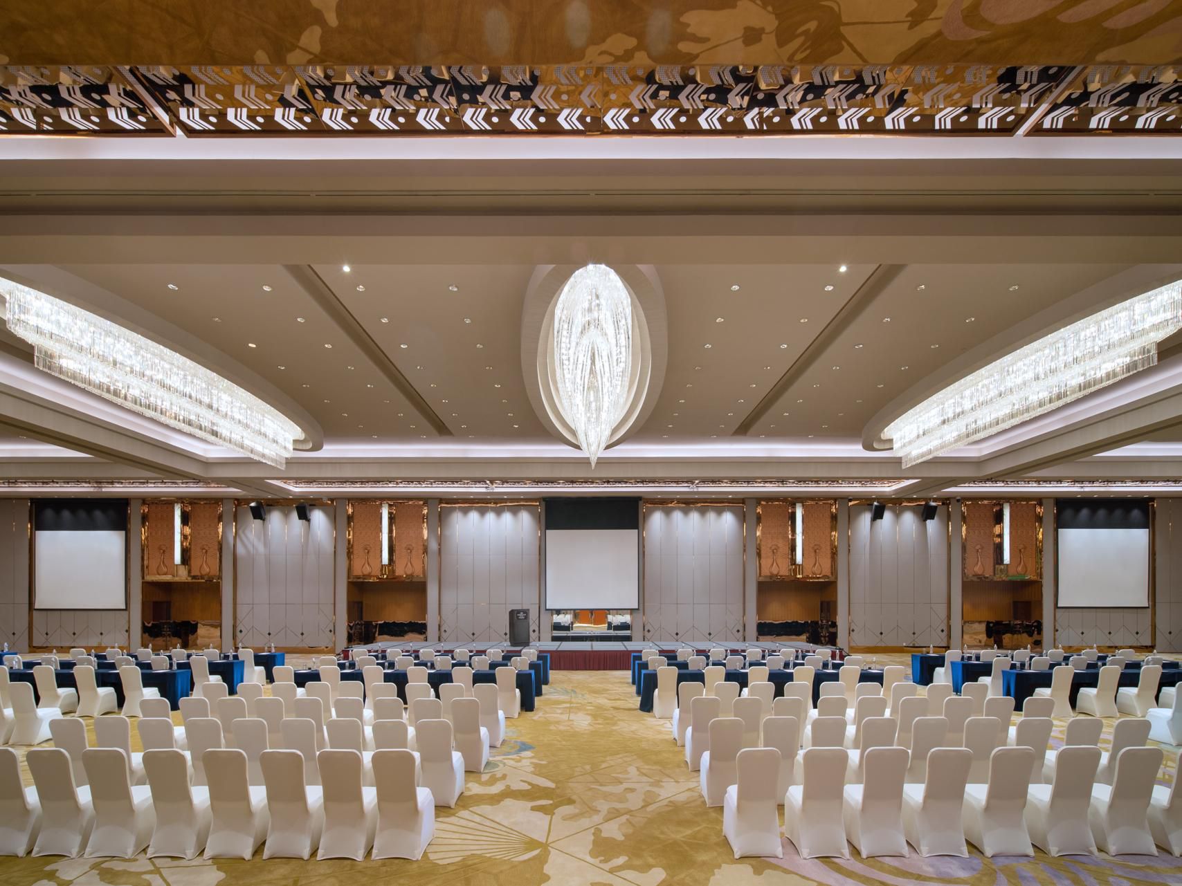 Crowne Meetings team together with 3000SQM meeting and function spaces including 2 ballrooms, 1 outdoor marquee and 15 function will help you to succeed in customized events & activities and weddings with high quality banqueting services and outstanding food.