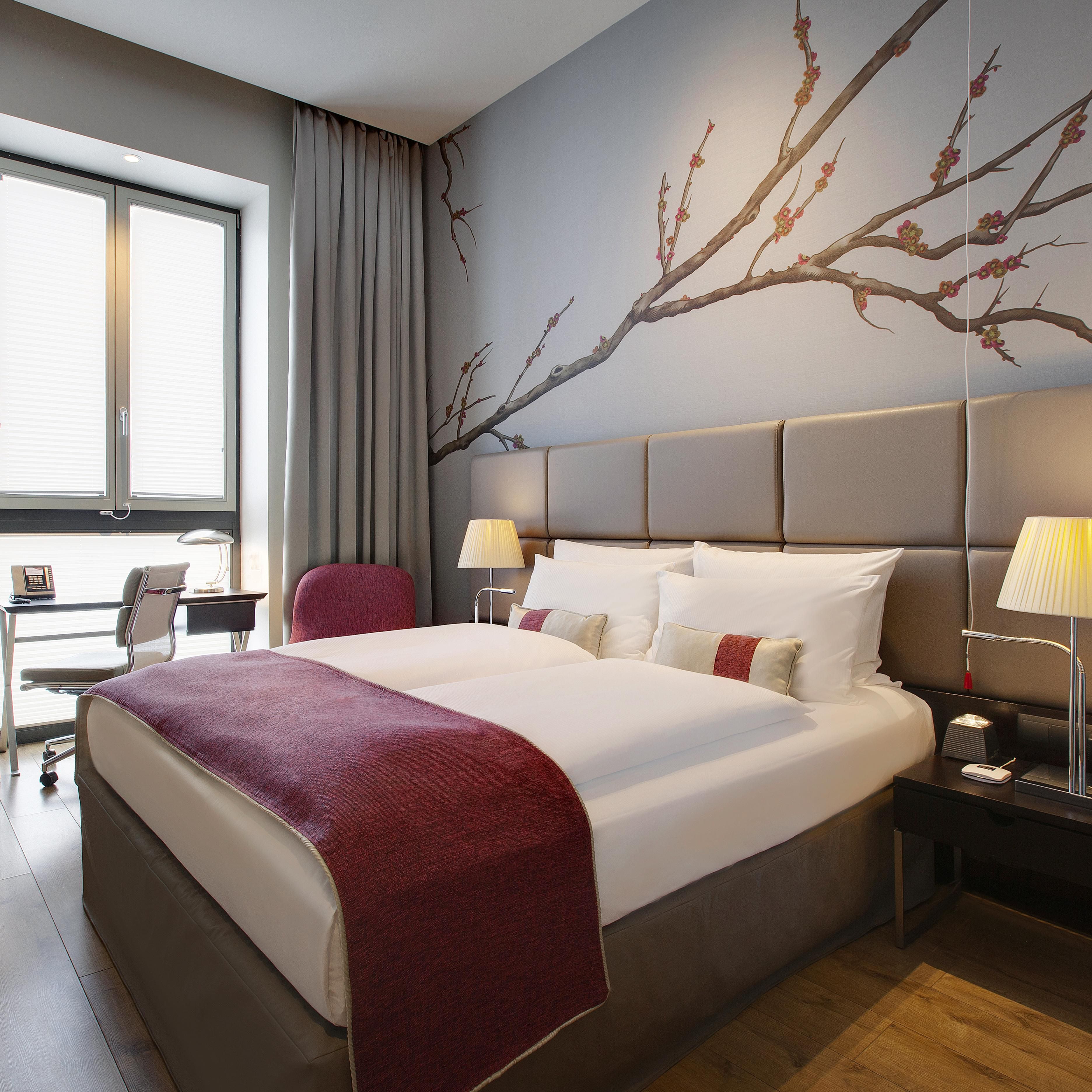 A Crowne Plaza accessible room with a king bed and lots of space.