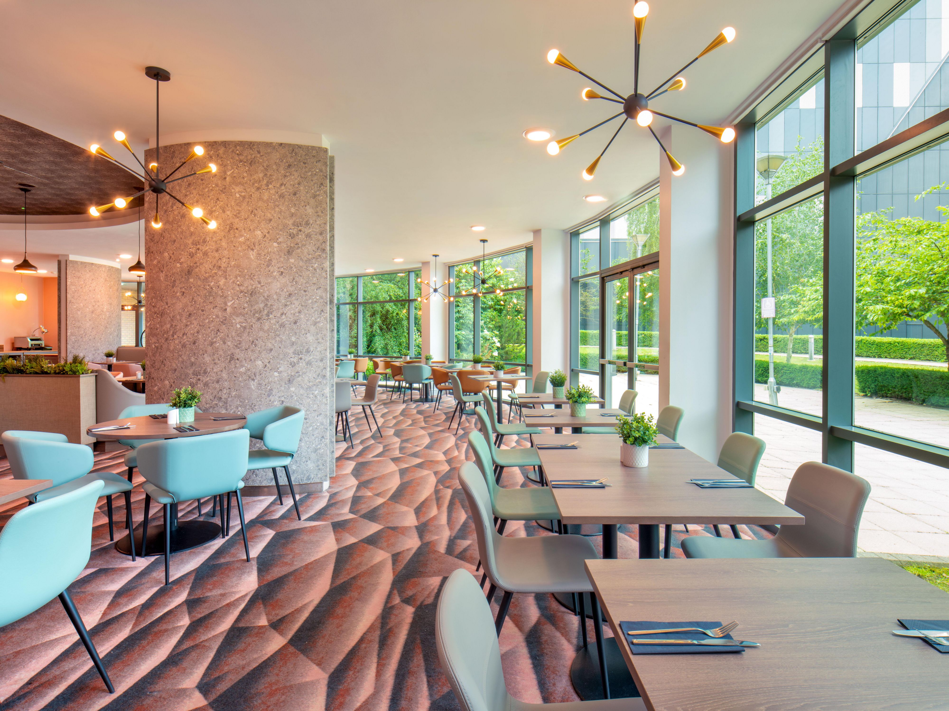 Take a seat in the Eleven Bar & Grill which overlooks Pendigo Lake, providing the perfect setting, day or night. The Lobbyist Lounge Bar is an ideal location for pre-dinner drinks or meeting with colleagues over coffee and features a Starbucks coffee bar.