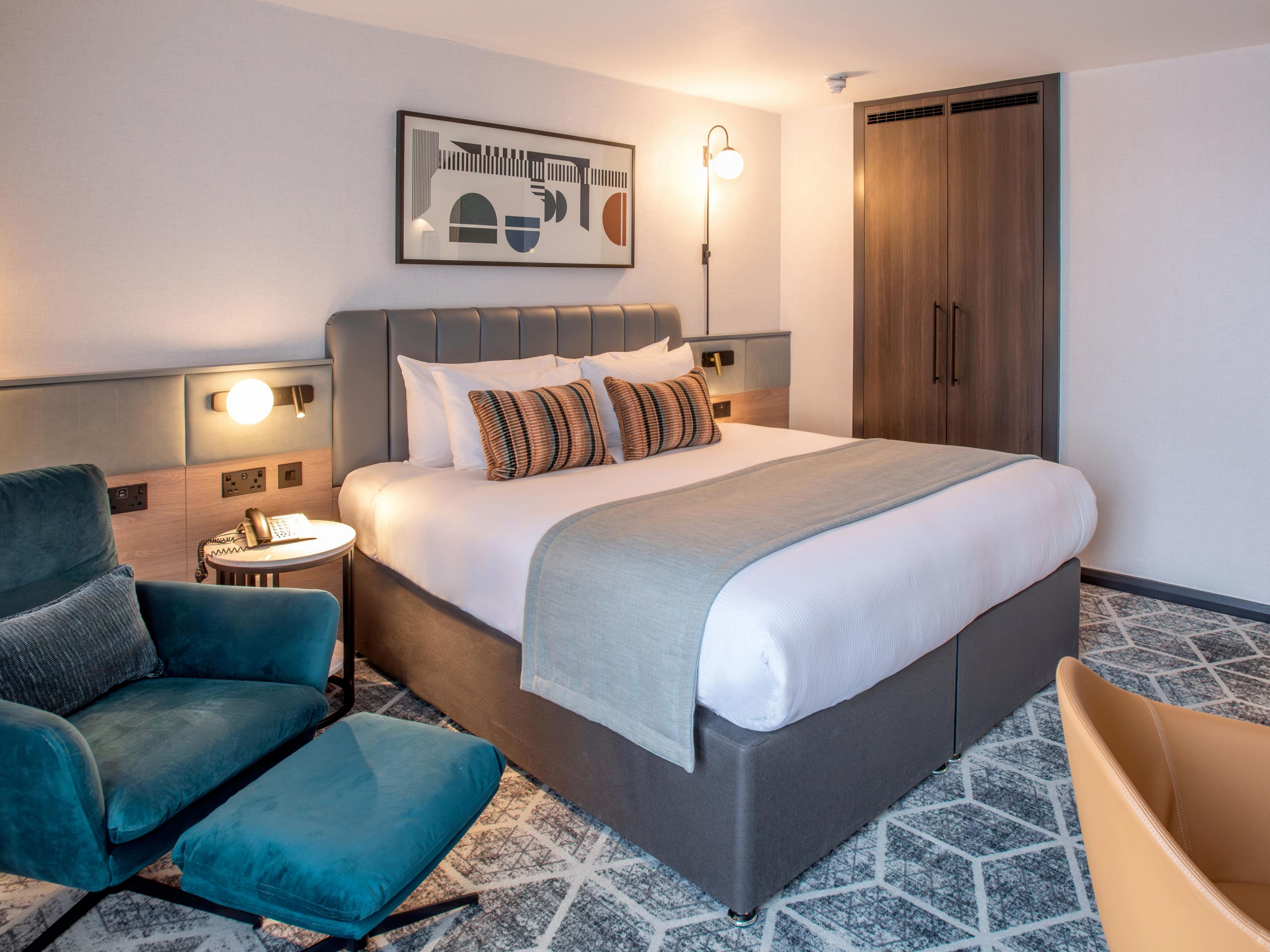 We are proud to announce that all of our 312 bedrooms have been beautifully refurbished, boasting a modern, contemporary feel designed to offer both relaxation and functionality. Whether you're here for business or leisure, enjoy the perfect blend of style and convenience at the Crowne Plaza Birmingham City Centre