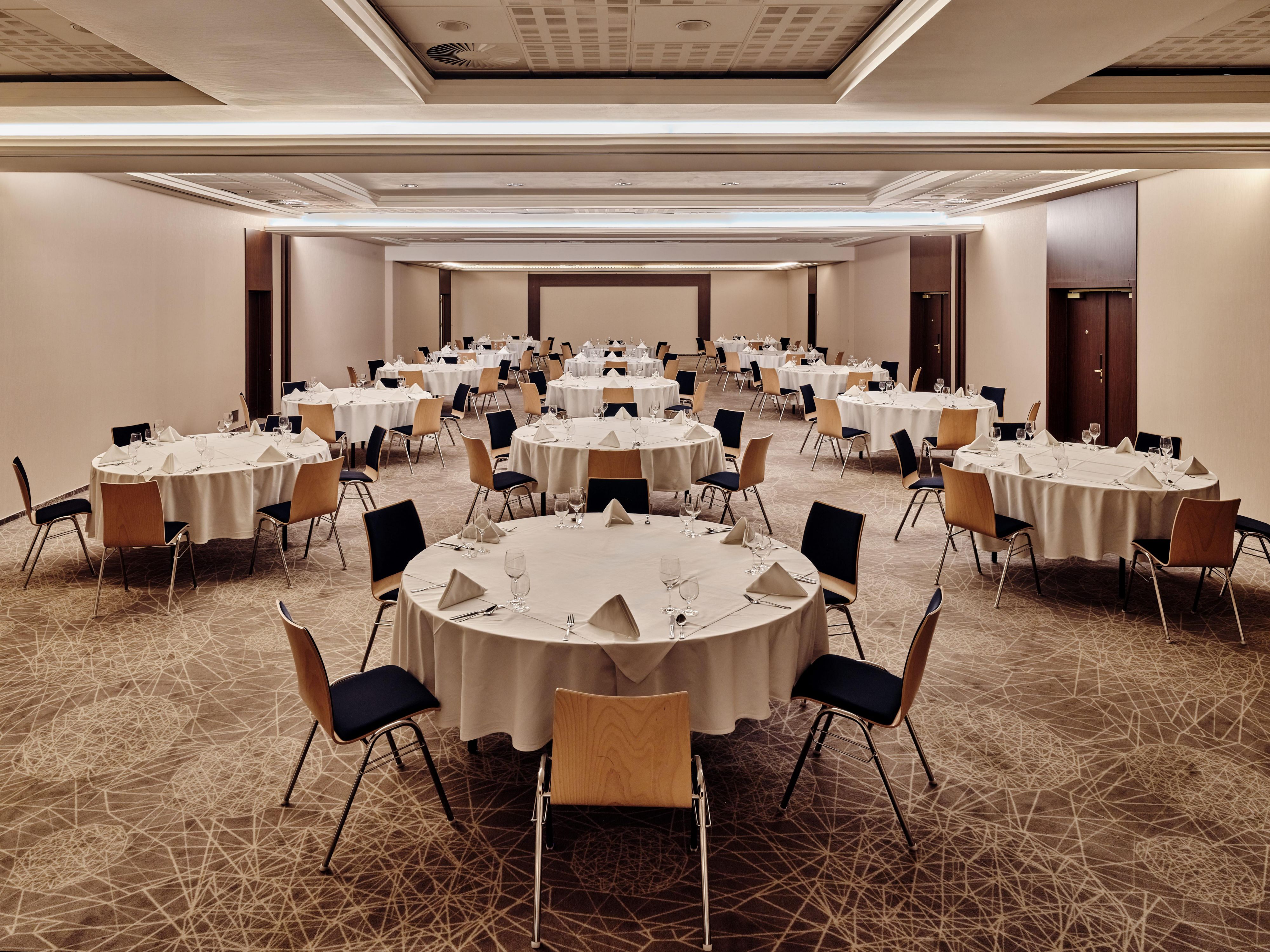 With 12 meeting rooms, our hotel is the biggest conference hotel in the city. Meeting rooms have dedicated foyers and the hotel has a huge space for lunch and coffee breaks during the conferences.