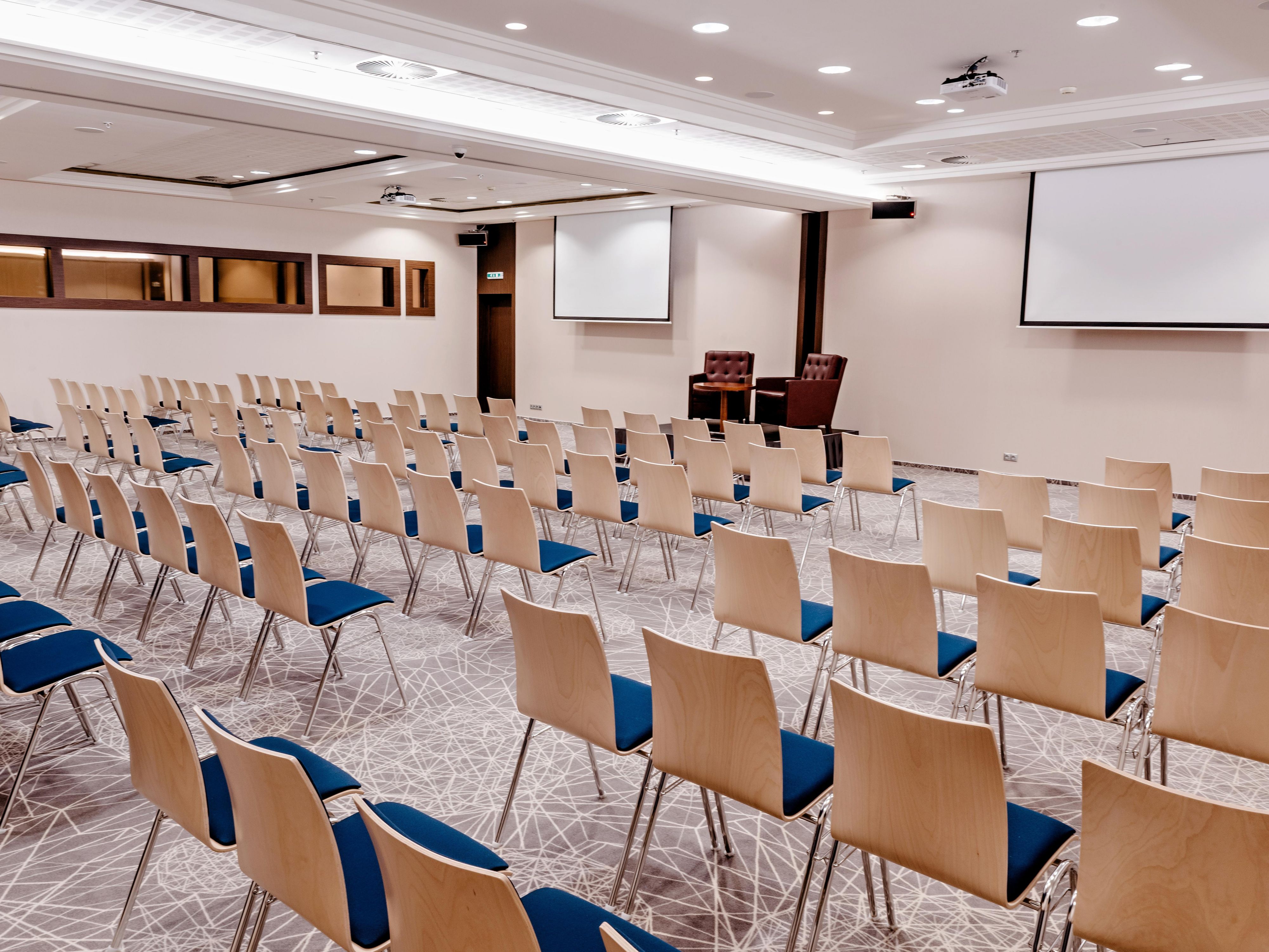 With 12 meeting rooms, our hotel is the biggest conference hotel in the city. Meeting rooms have dedicated foyers and the hotel has a huge space for lunch and coffee breaks during the conferences.