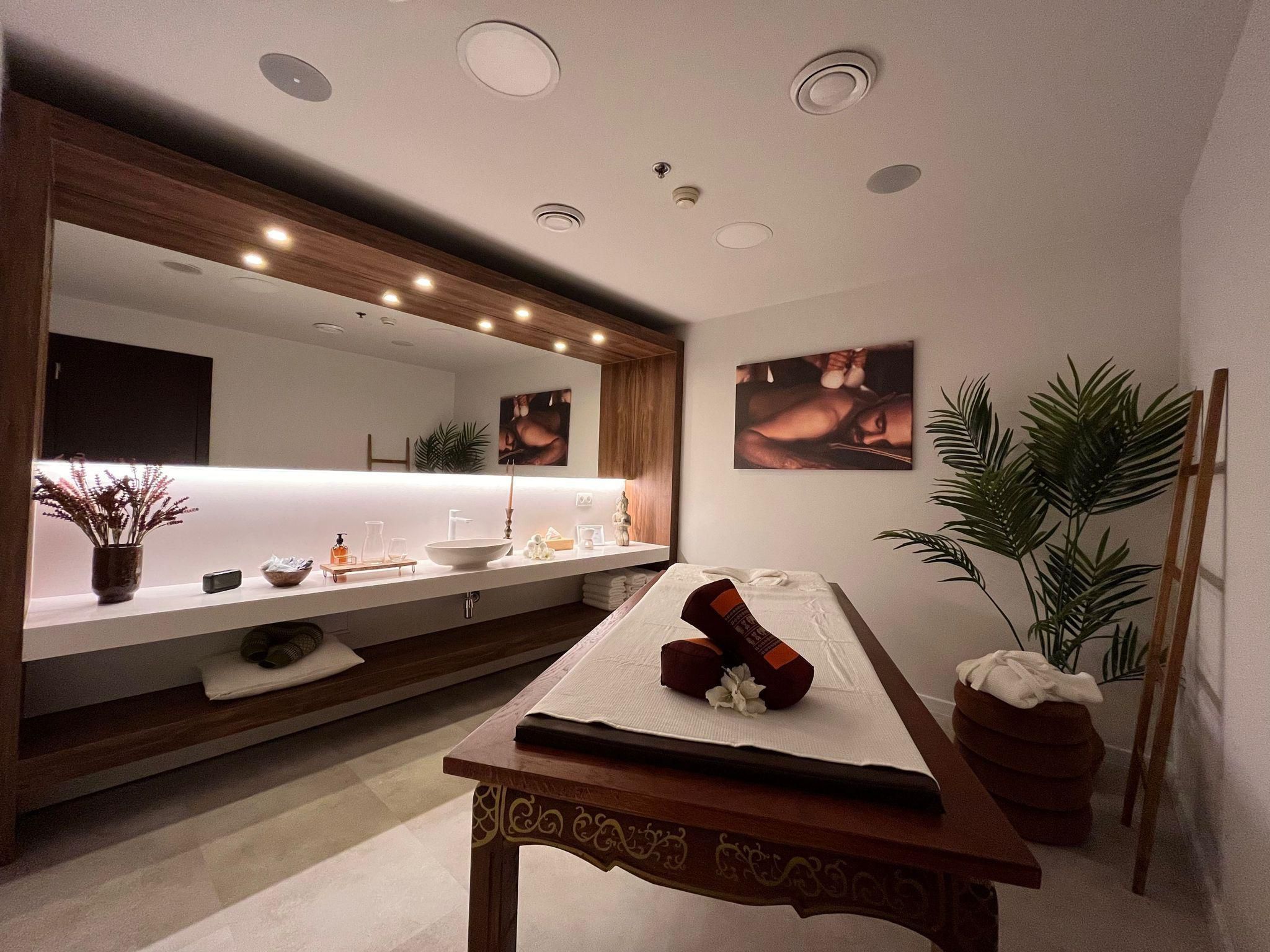 salone GOLDEN KINNAREE offre diversi tipi di massaggi tailandesi basati su tecniche tradizionali. Questa tecnica consiste in una leggera pressione, stiramento e manipolazione del corpo per portare sollievo da dolori e dolori.