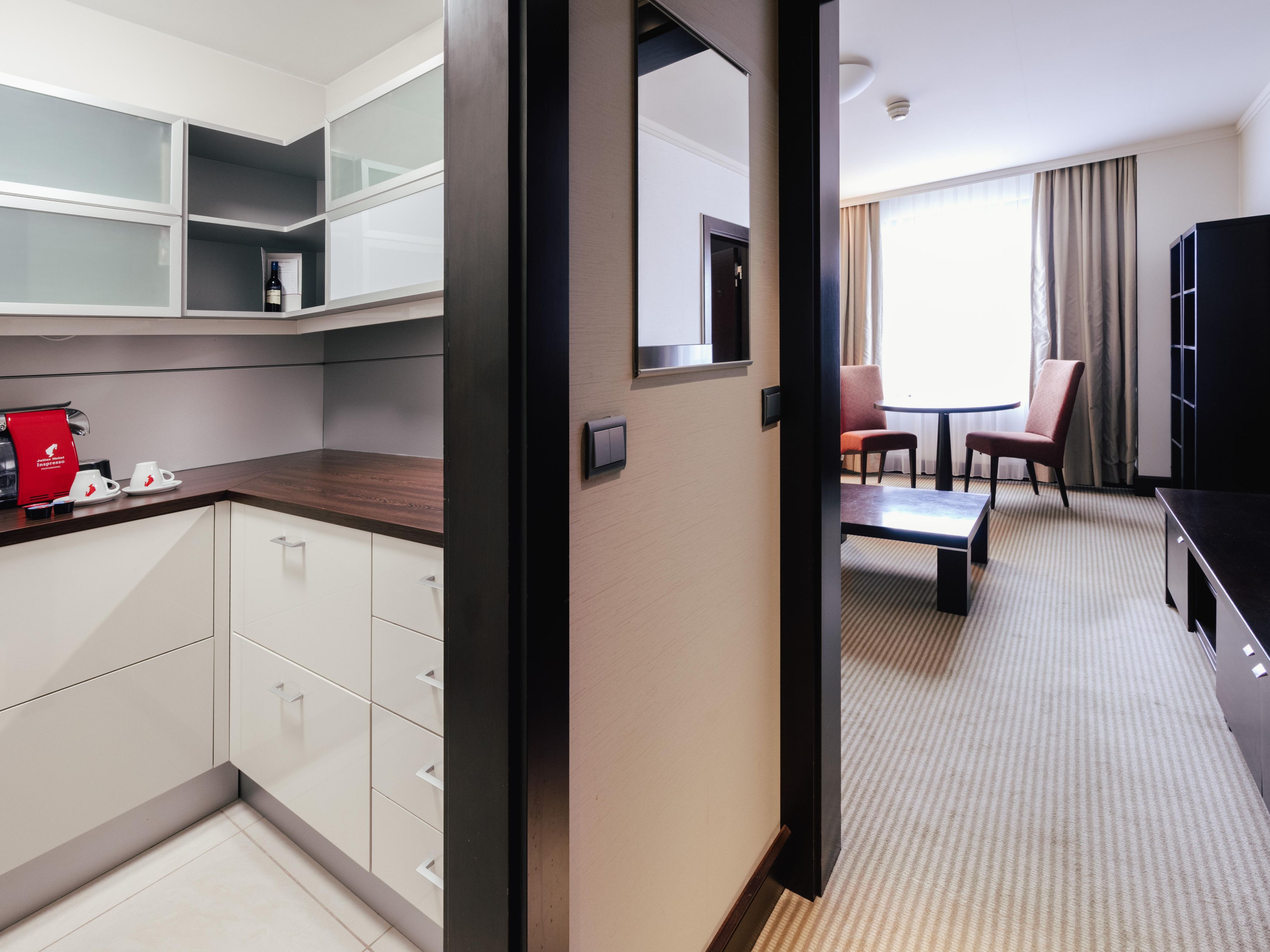 Book our suite with a kitchenette for perfect comfort. The apartment also includes a living room with a sofa, a bathroom with both a bathtub and a shower, and offers access to the Club Lounge.