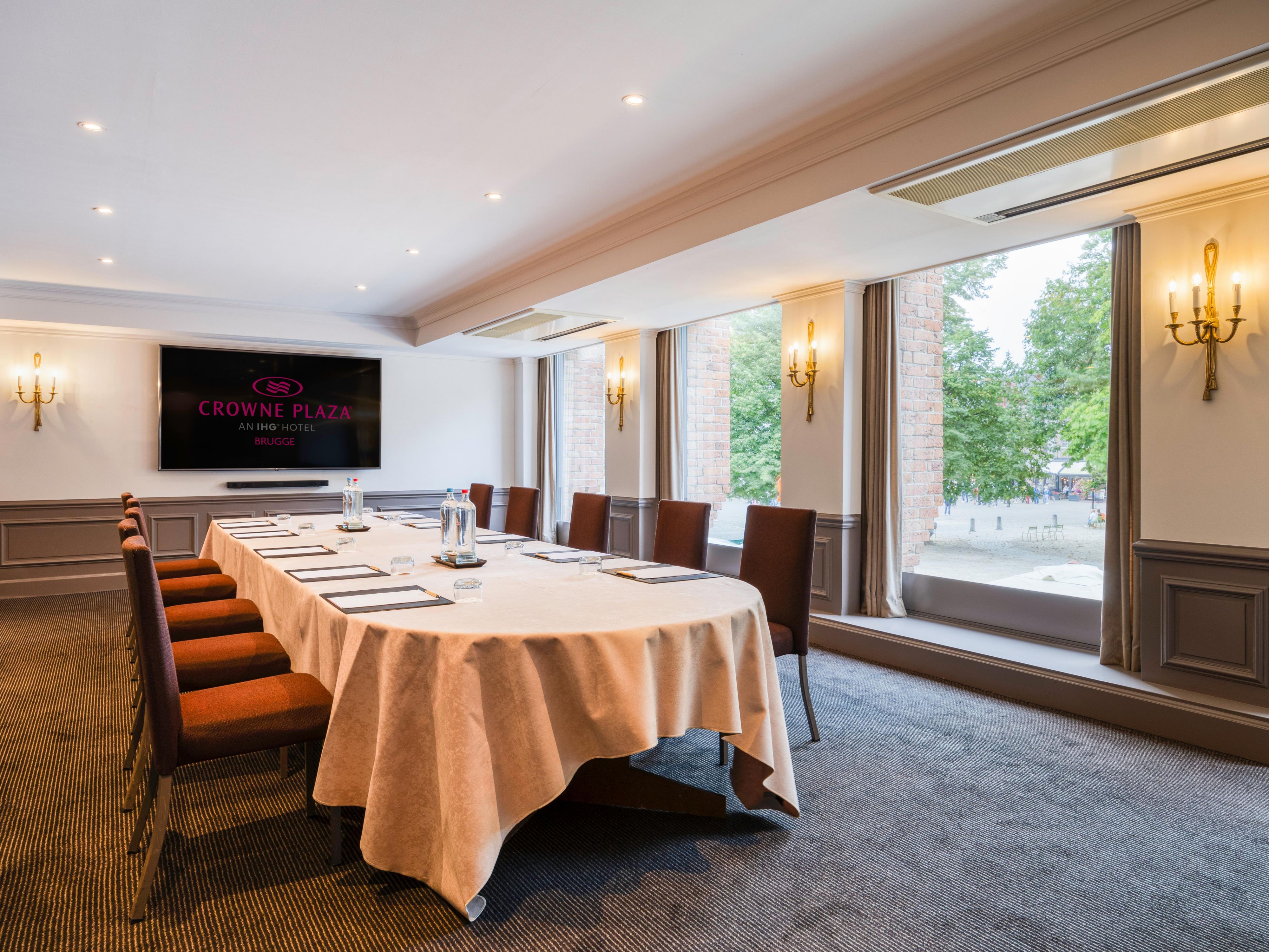 Discover a one-stop venue in the heart of Bruges – where top-notch meeting facilities meet the cosy charm of a historic winter city. Ideal for year-end wrap-ups or fresh 2026 kick-offs from 2 to 350 persons including breakout room options.
Contact us today to receive your offer!