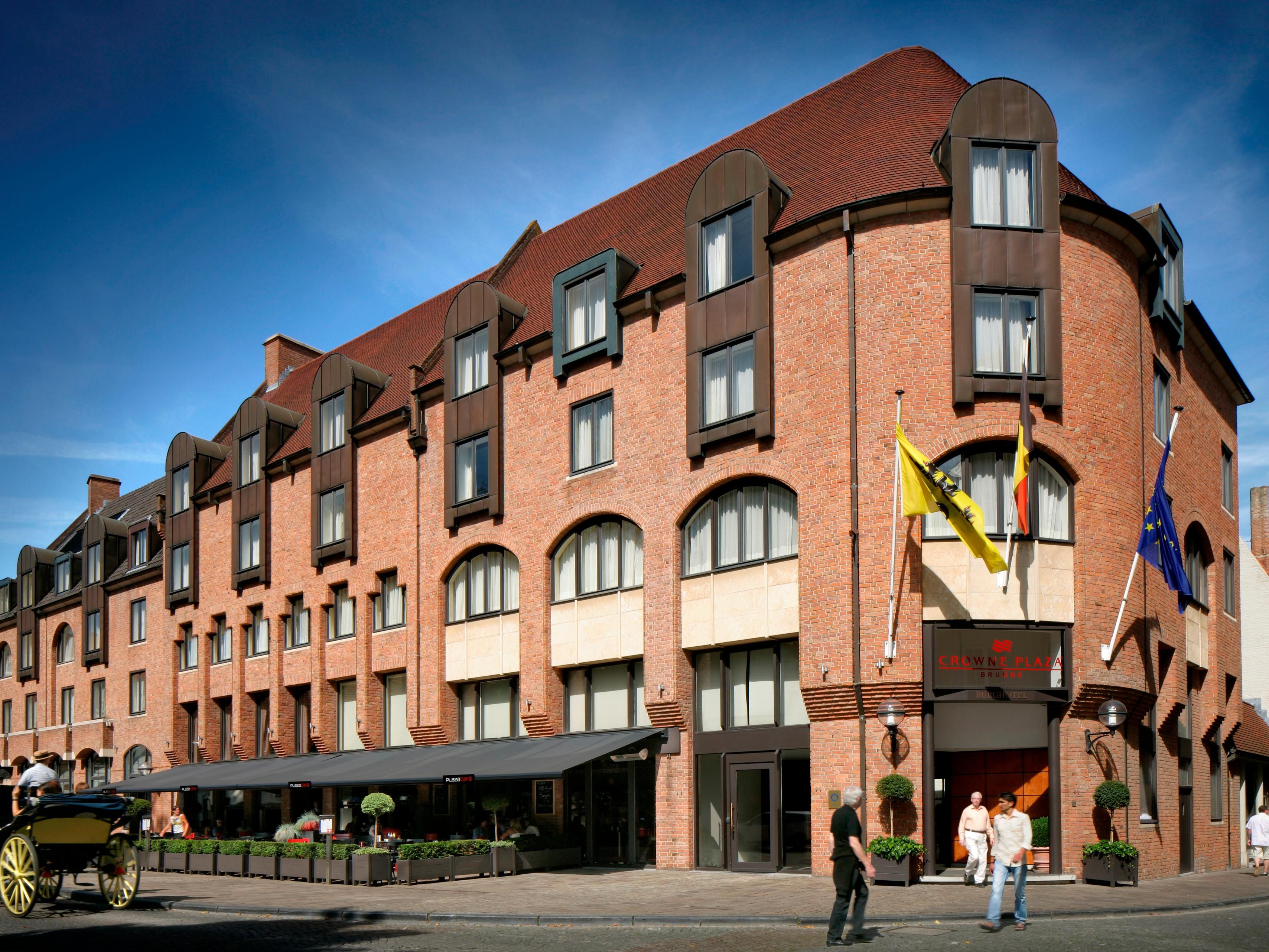 At Crowne Plaza Brugge, we are dedicated to a more sustainable world. For more than years, we have proudly held the prestigious Green Key label for our eco-friendly efforts.

We encourage our guests to contribute, for example by opting for public transportation to reach our hotel. More details are available on our website.