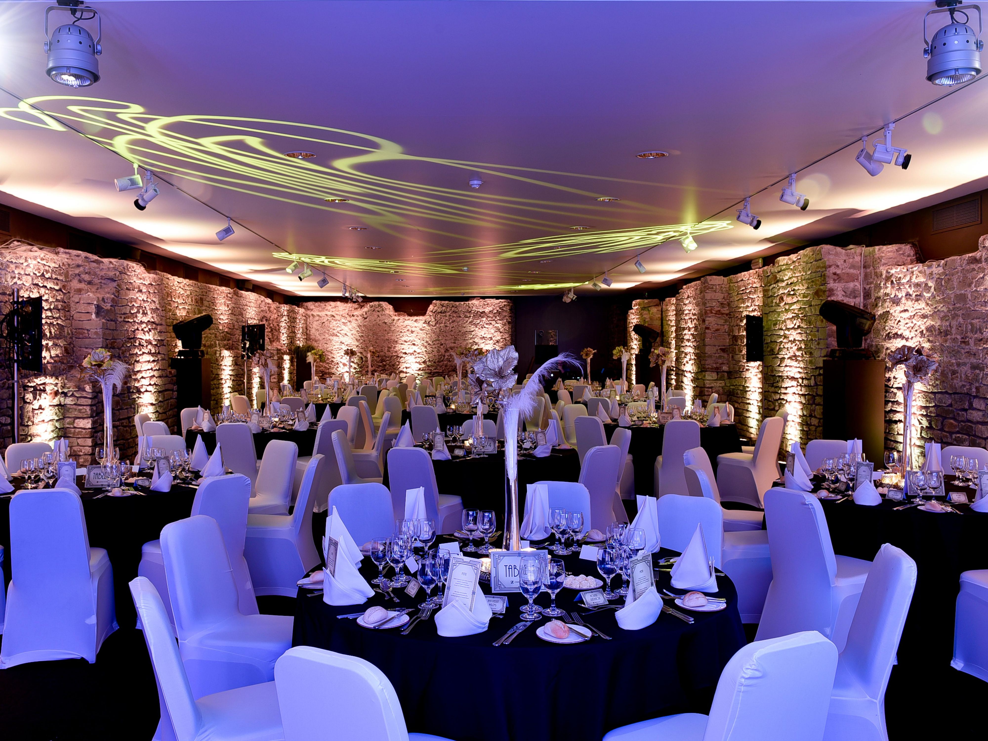 This unique location, with foundations of the Medieval Saint Donations Cathedral, is still part of the Crowne Plaza Brugge. You can organise an event, gala dinner, product launch, conference of your wedding ceremony, dinner and party in this unique location.