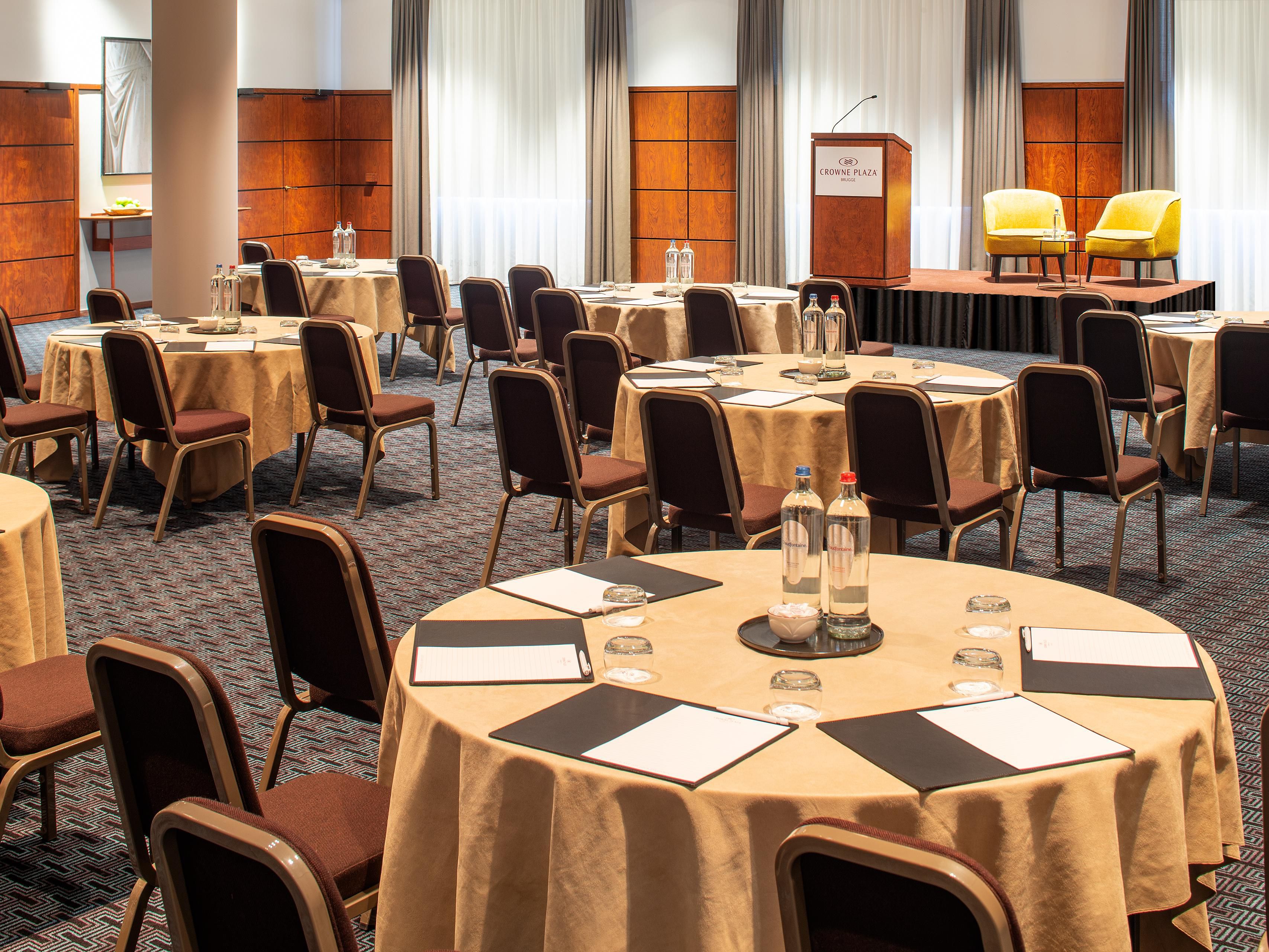 With our spacious meeting & event rooms, we can accommodate your event in a safe way, 
from 2 tot 370 persons including inhouse catering according to your wishes.

Aside from on-site meetings and Hybrid Events, we also organise safe team get-togethers with a seated dinner, receptions or even teambuildings. 
