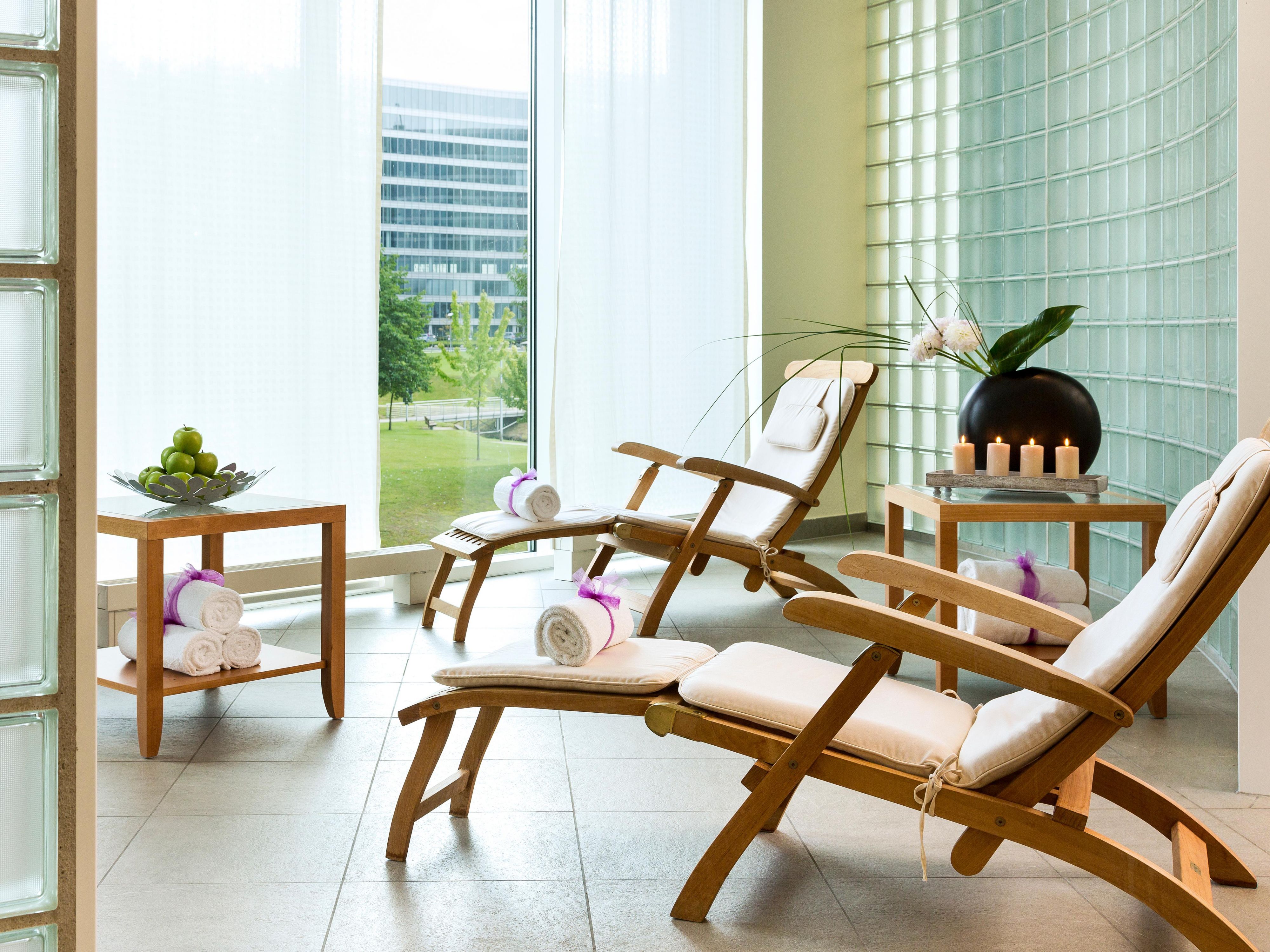 Thư giãn và nạp năng lượng trong câu lạc bộ sức khỏe, phòng xông hơi khô và spa của chúng tôi.