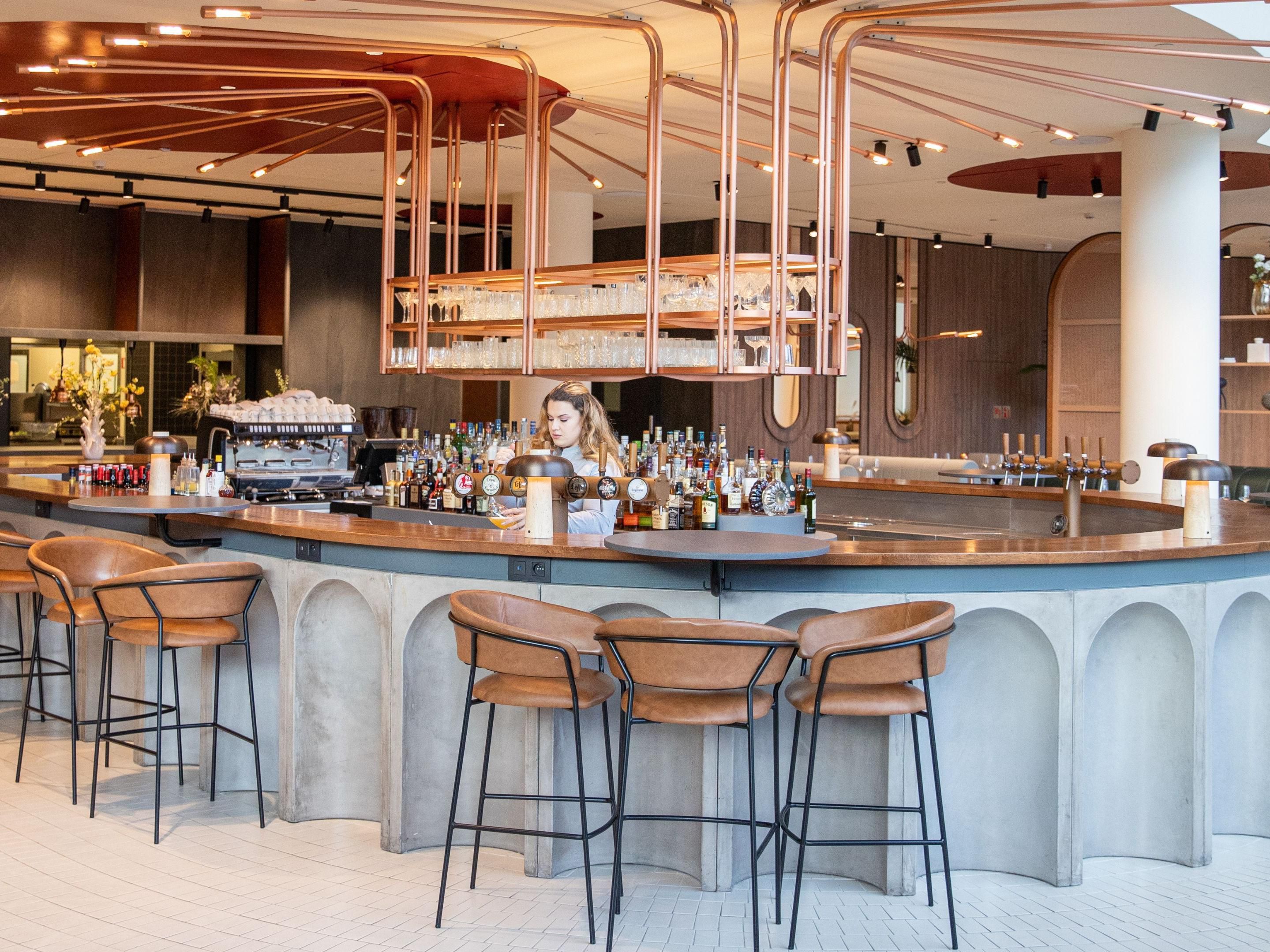 Our vibrant bar, Craft, serves Belgian food from locally sourced ingredients. Enjoy reimagined brasserie classics, from salads, sandwiches, and tapas to mains like monkfish stew and our Craft burger. Relax on the lakeside terrace while you sip a Belgian beer or an artisanal cocktail at our modern, lively bar.