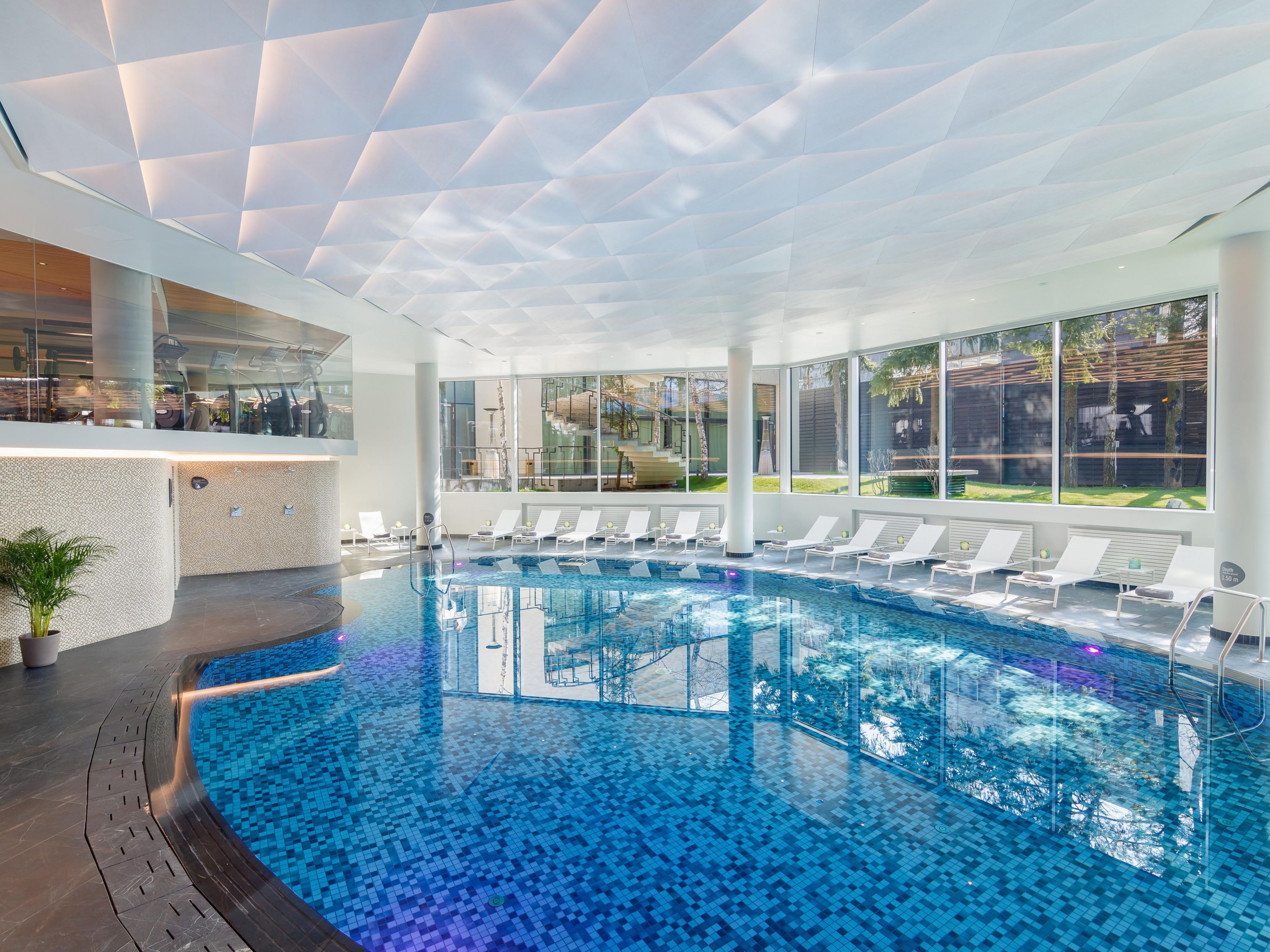 Ana Spa est votre oasis de bien-être pour l'âme, l'esprit et le corps, l'endroit où vous vous trouvez et qui vous met en confiance. Plongez et détendez-vous dans notre piscine intérieure. Découvrez le véritable sentiment de bien-être en entrant dans nos saunas et dans notre frigidarium ou en laissant votre corps être choyé avec un rituel de hammam.