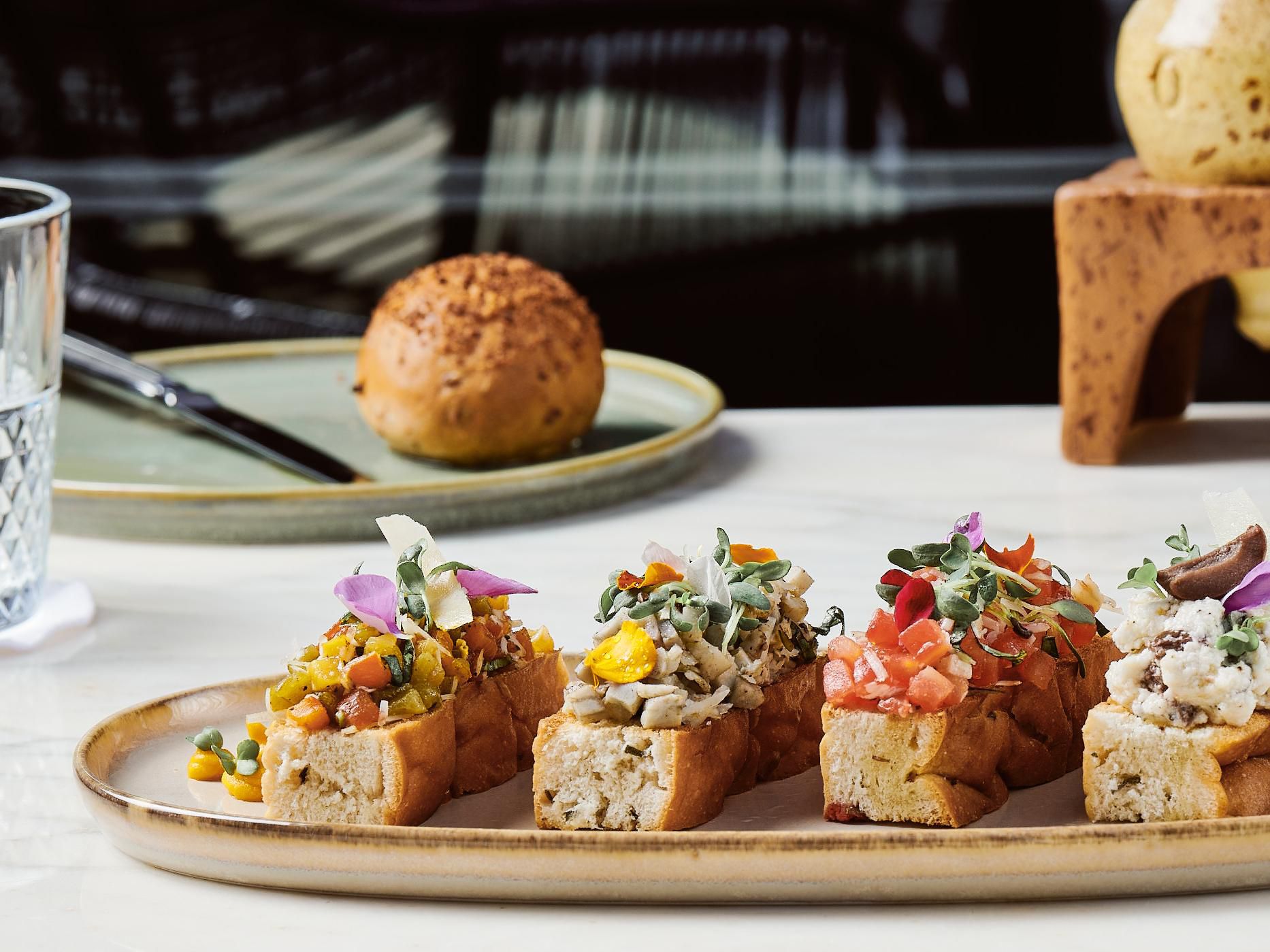 Taking you on a journey along the Mediterranean coast, our all-day dining restaurant serves an impressive selection of all-day, delicious dishes, infused with tantalizing flavours and powerful aromas.
Experience Amphora’s charming interiors or enjoy the restaurant’s spacious terrace with direct access to Arkan Plaza.