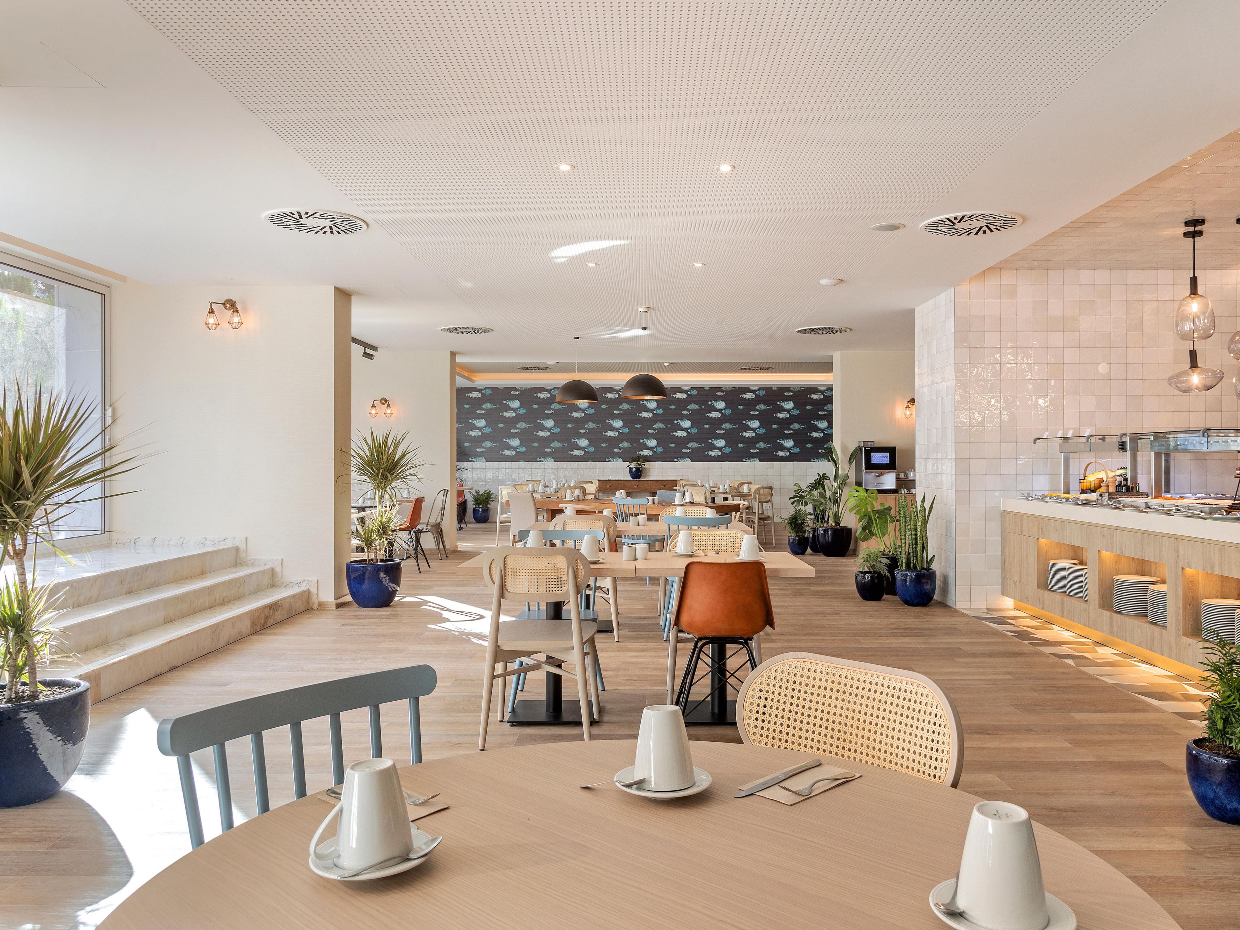 The RAIMUNDO Restaurant pays homage to Raimundo de Bulhão-Pato - a local prominent poet from the 19th century. The famous Portuguese delicacy "Amêijoas à Bulhão-Pato" was named after him. At RAIMUNDO's, guests will find a reinterpretation of the continental cuisine, including some iconic Portuguese dishes.