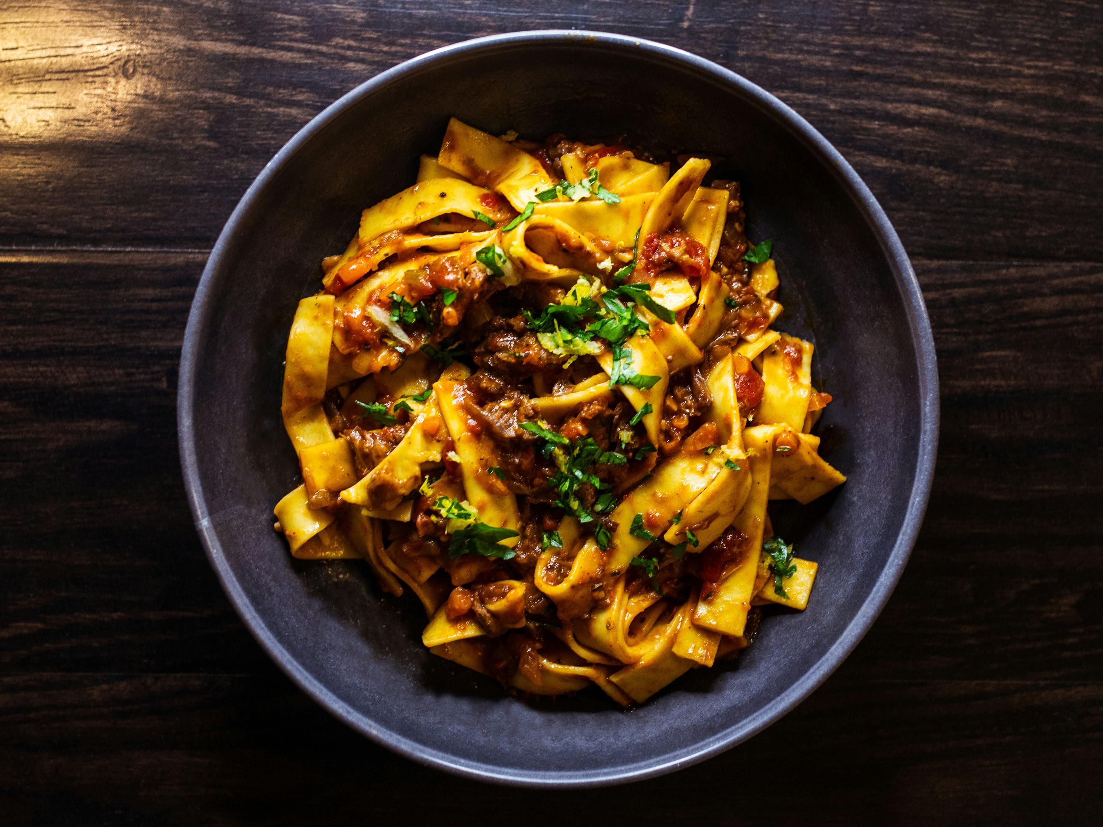 Realice un viaje a través de nuestros deliciosos menús creados para celebrar la rica historia italiana de Carlton utilizando los productos victorianos más frescos. Disfrute de clásicos reinventados que se complementan perfectamente con platos modernos innovadores en nuestro restaurante de servicio completo, mejor servidos con una bebida seleccionada en nuestro bar del lobby. Abierto 7 días ubicado en la Planta Baja.