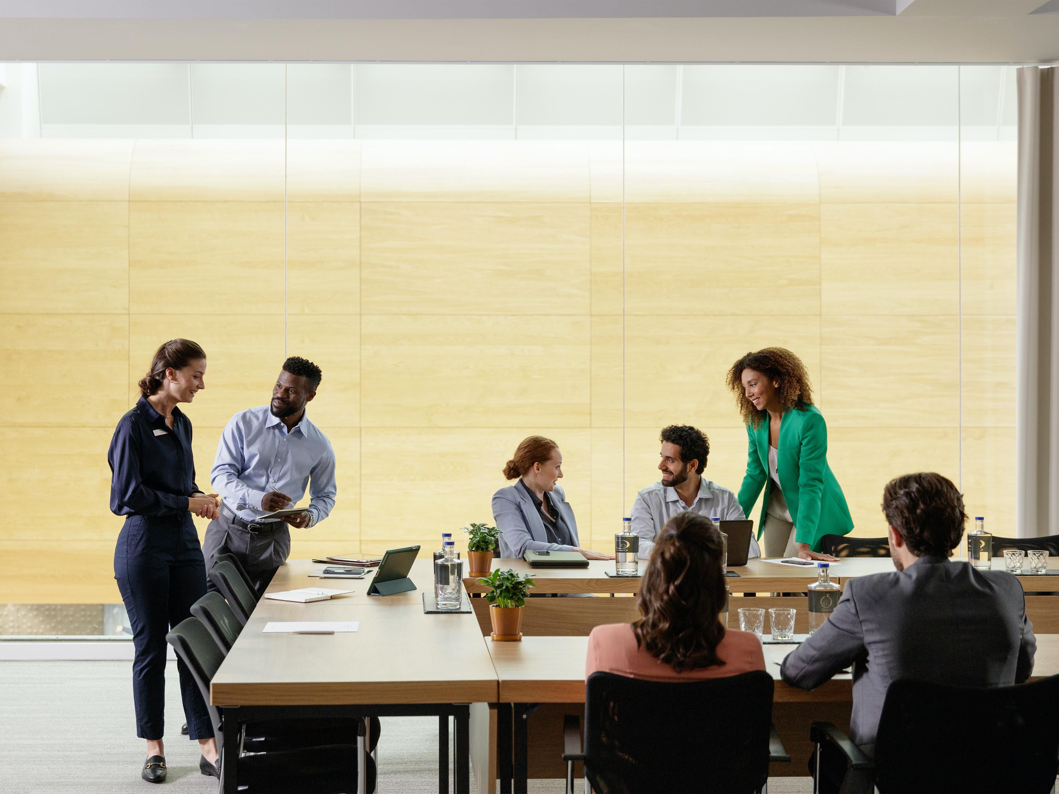 Cuando realiza reservas en nombre de otros, por negocios o por placer, estamos aquí para recompensarlo. Con IHG® Business Rewards, puede ganar puntos cada vez que reserve alojamiento, reuniones o eventos en casi 6,000 hoteles y resorts IHG® participantes en todo el mundo. 