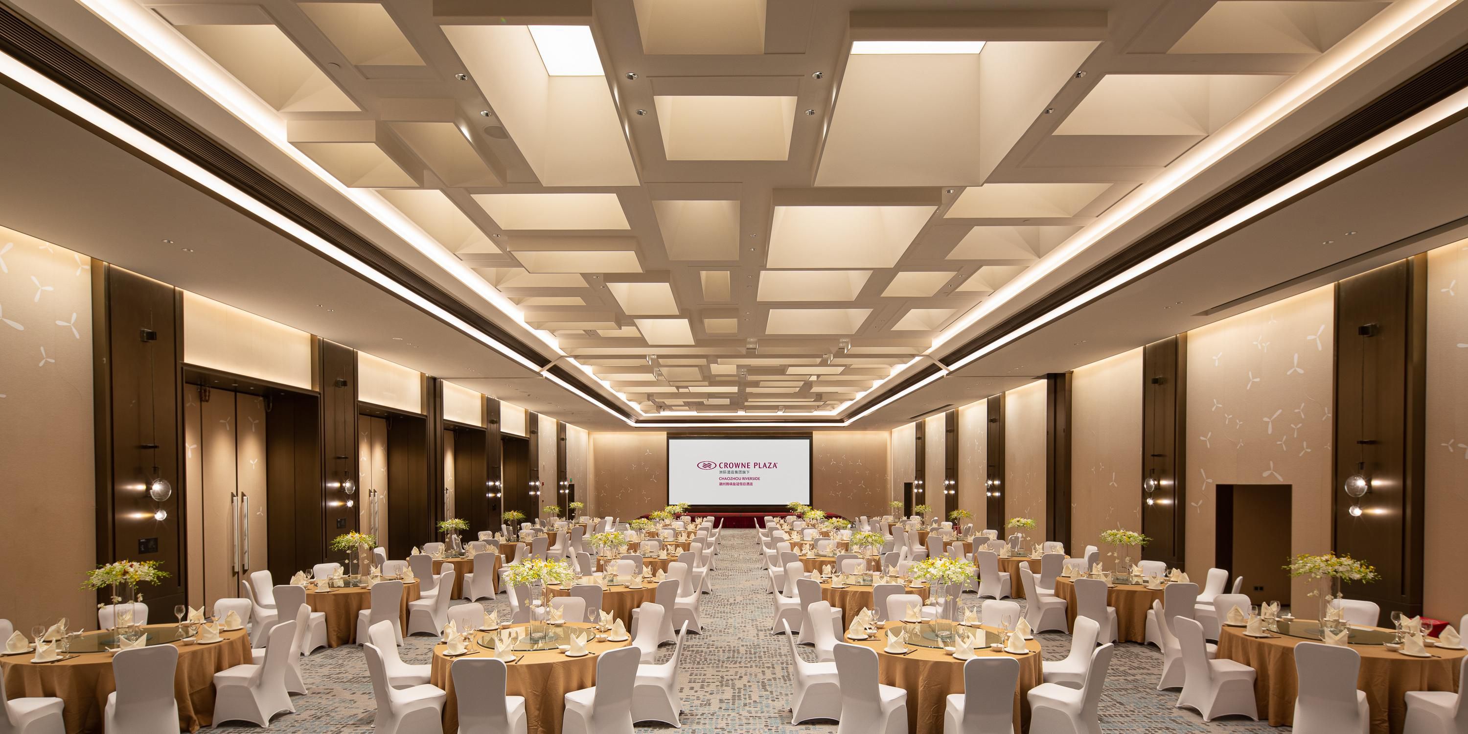 Owning 1,000 square meters of meeting space that includes 3 meeting rooms, with an 800-square meter pillar-free grand ballroom. Crowne Plaza is the ideal choice for weddings and other celebratory occasions.