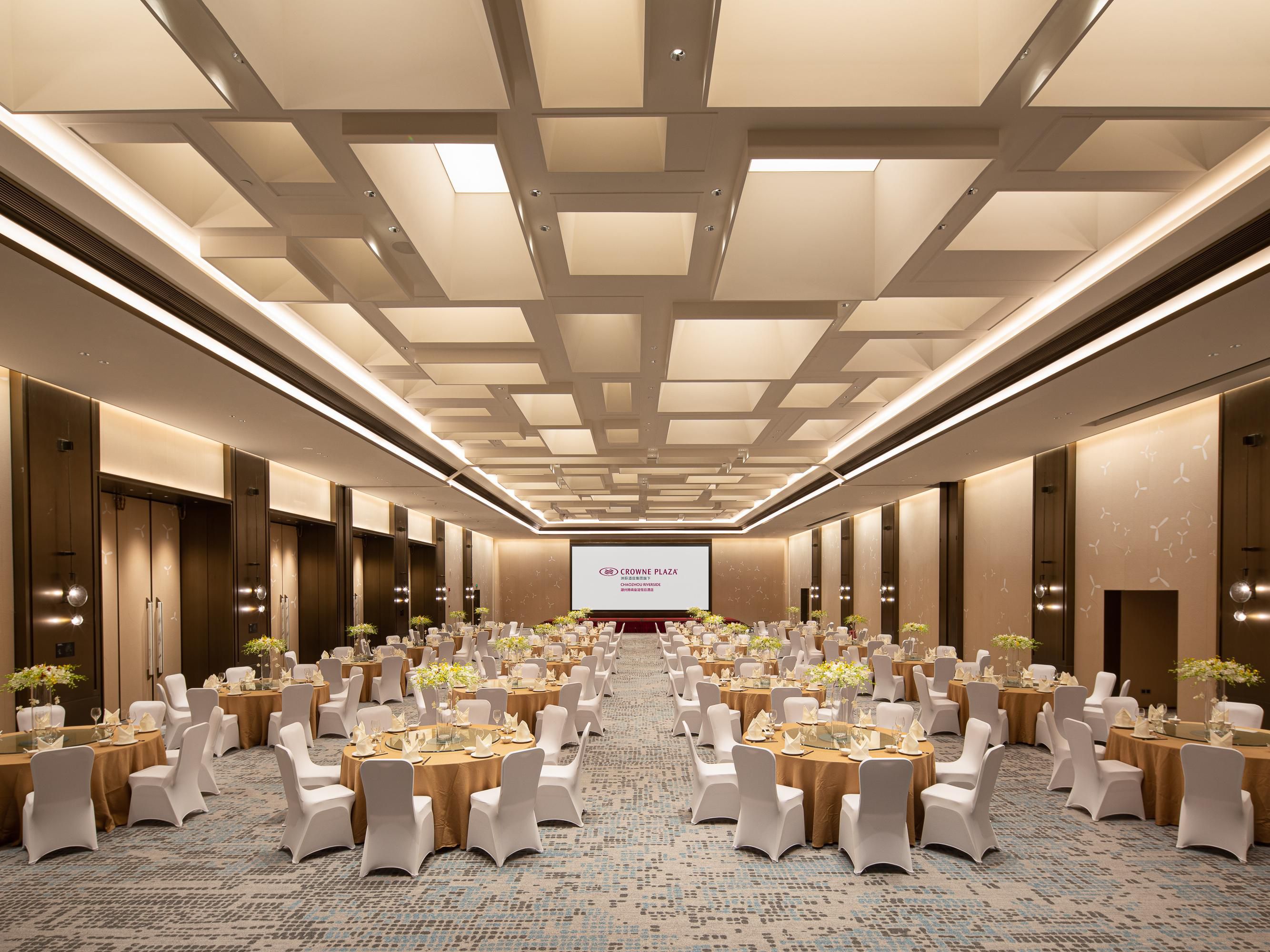Owning 1,000 square meters of meeting space that includes 3 meeting rooms, with an 800-square meter pillar-free grand ballroom. Crowne Plaza is the ideal choice for weddings and other celebratory occasions.