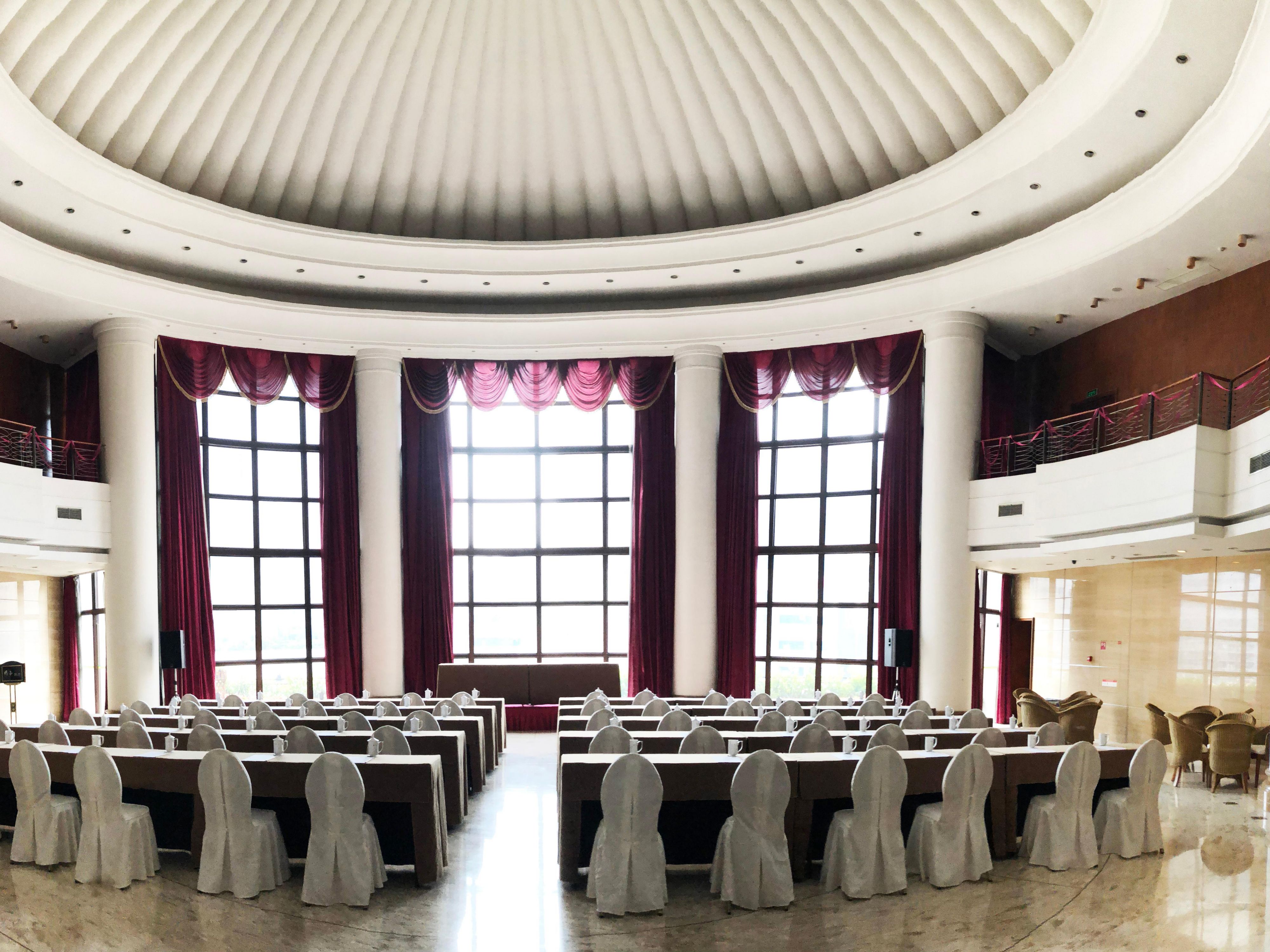 The hotel offers a pillar free 630㎡ ballroom for accommodating 600 people to hold large meeting. There are also 11 different size of meeting rooms with capacity by 12 to 120 people for all kind of meeting needs, not only the superior, unique location and comfortable environment, but also professional service would leave you pleasant memories.