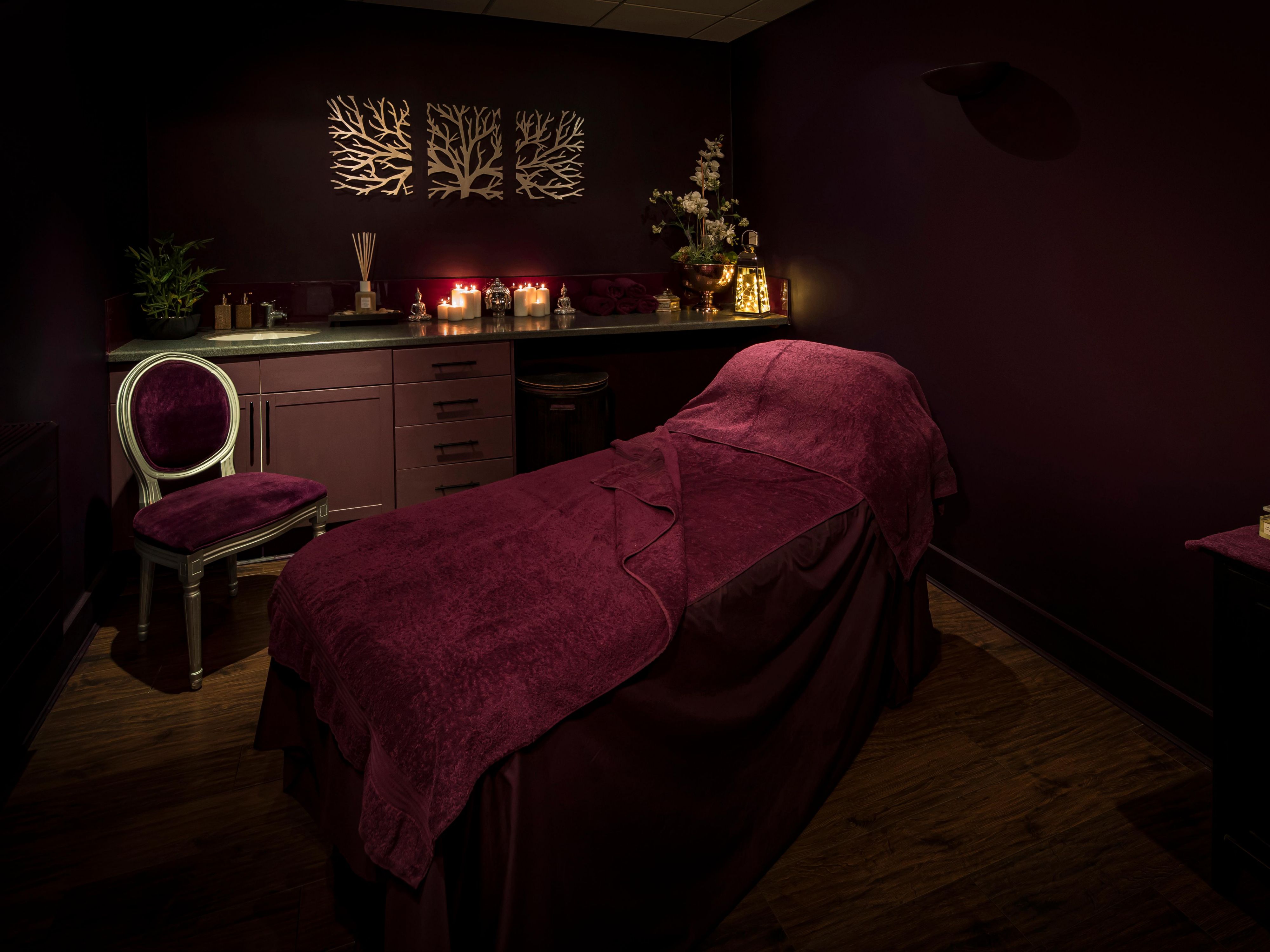 Crowne Spa Chester, a luxurious haven of peace and indulgence located at the renowned Crowne Plaza Chester hotel, a Spa in the heart of Chester City. Relax with luxury bespoke spa treatments, a relaxing drift away massage, a deep tissue muscle massage or simply a beautiful manicure. Put yourself in our expert, caring hands at Crowne Spa.