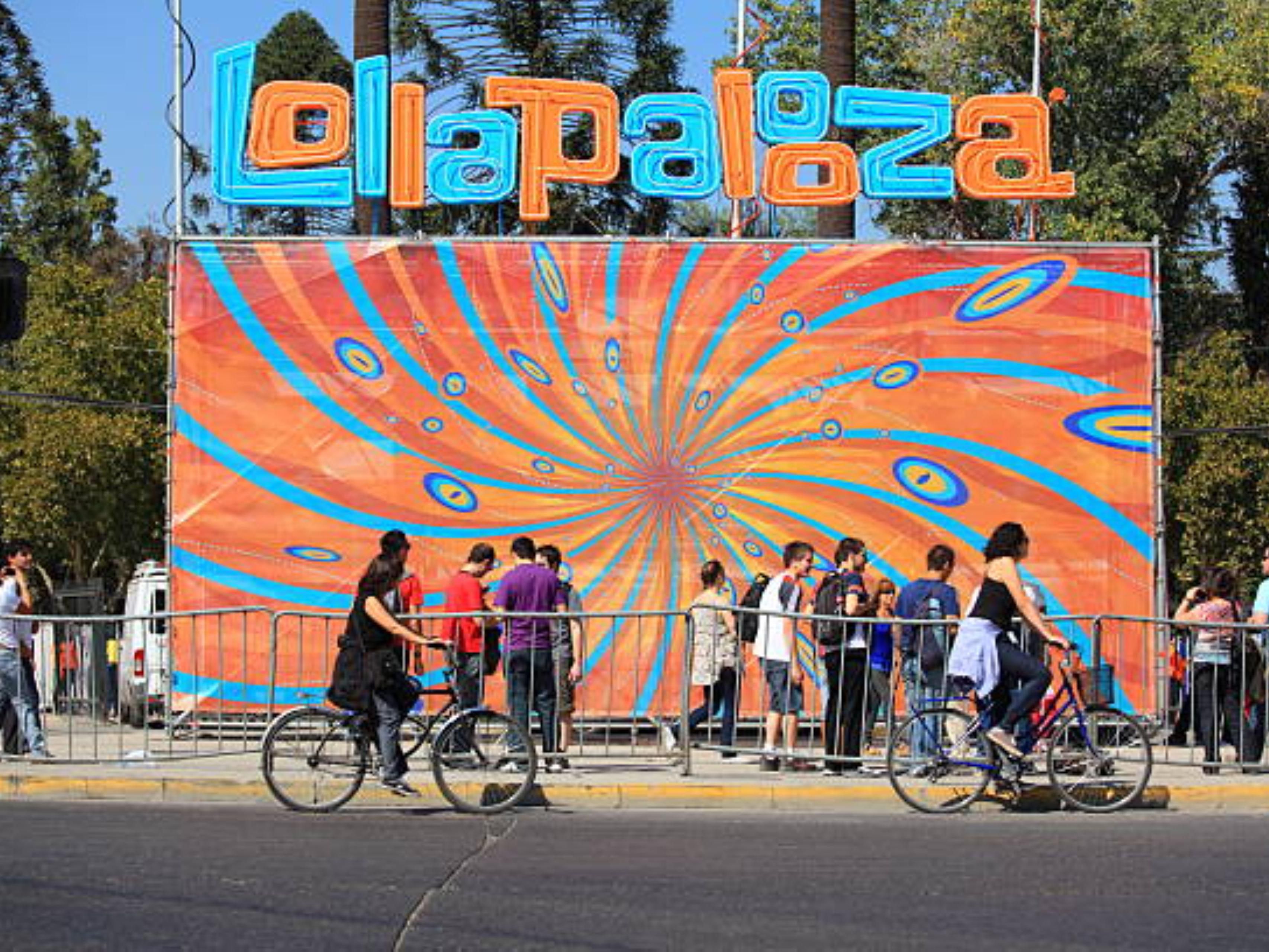 Lollapalooza is taking over Chicago once again with four electrifying days of music, culture, and unforgettable memories in Grant Park July 31st-Aug 3rd.
Make the most of your festival experience by staying at Crowne Plaza West Loop, where comfort meets convenience. Just minutes from the park, our hotel offers the perfect home base.