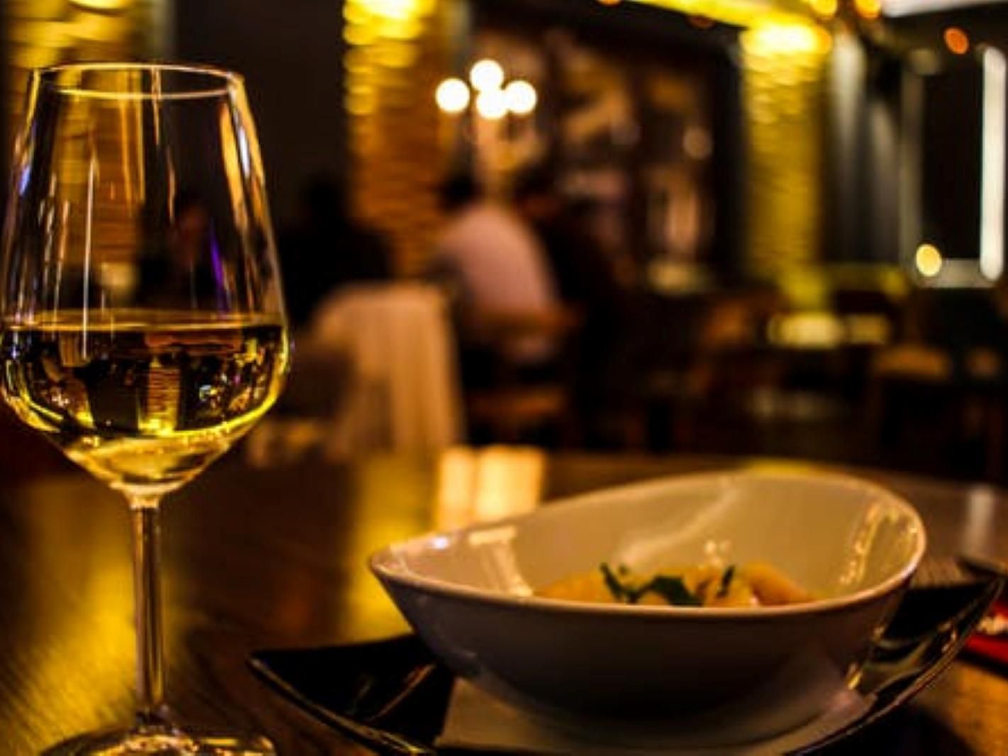 Find us in the heart of Chicago’s vibrant West Loop, just steps away from Randolph Street’s “Restaurant Row”, Fulton Market District and city attractions. Chic eateries, cocktail bars and music venues such as Girl & the Goat, Au Cheval and City Winery draw a thriving nightlife to this once industrial area. 