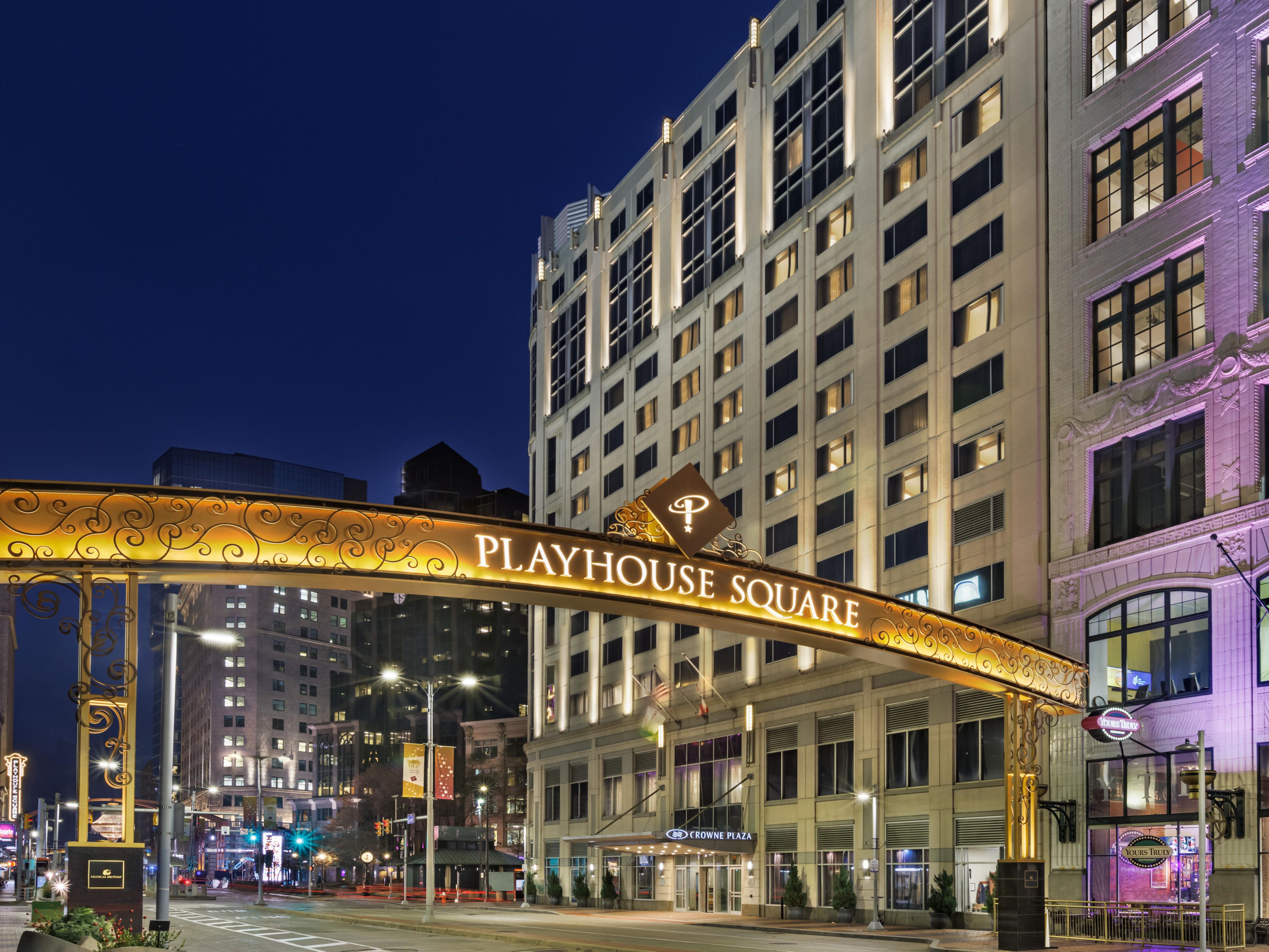Avoid the trouble of public transportation and stay just a short walk away from the area’s top entertainment. The official hotel of Playhouse Square, Crowne Plaza® Cleveland puts you steps away from the district’s most beloved performance spaces, including Allen Theatre, KeyBank State Theatre, Mimi Ohio Theatre, and more.