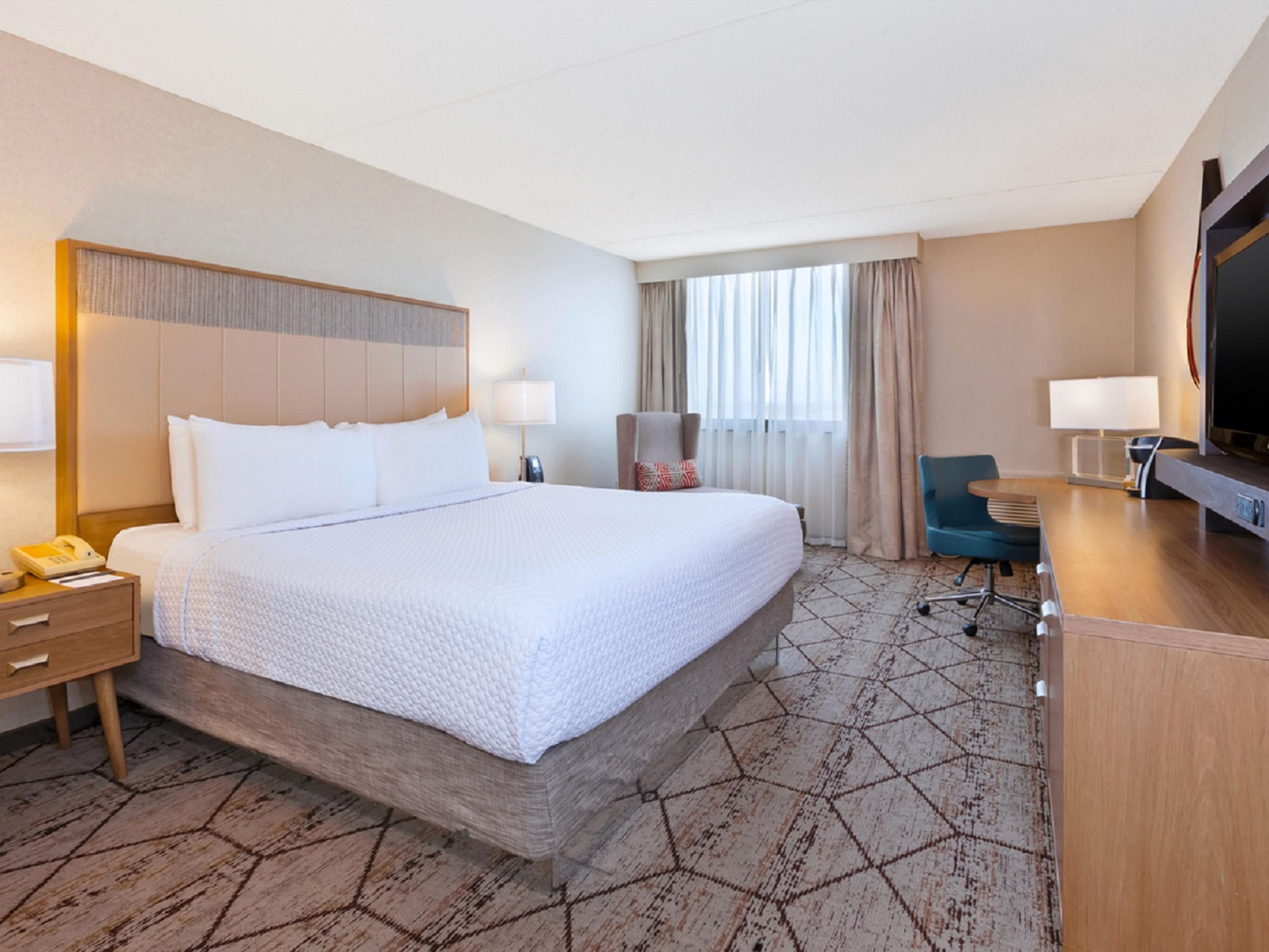 Relax in our elegant guest rooms and suites with premium bedding, and complimentary Wi-Fi. After your business meeting or day of exploring Columbus, take a dip in the indoor pool or a relaxing soak in the hot tub and end your night reclining in your well-appointed room.​
