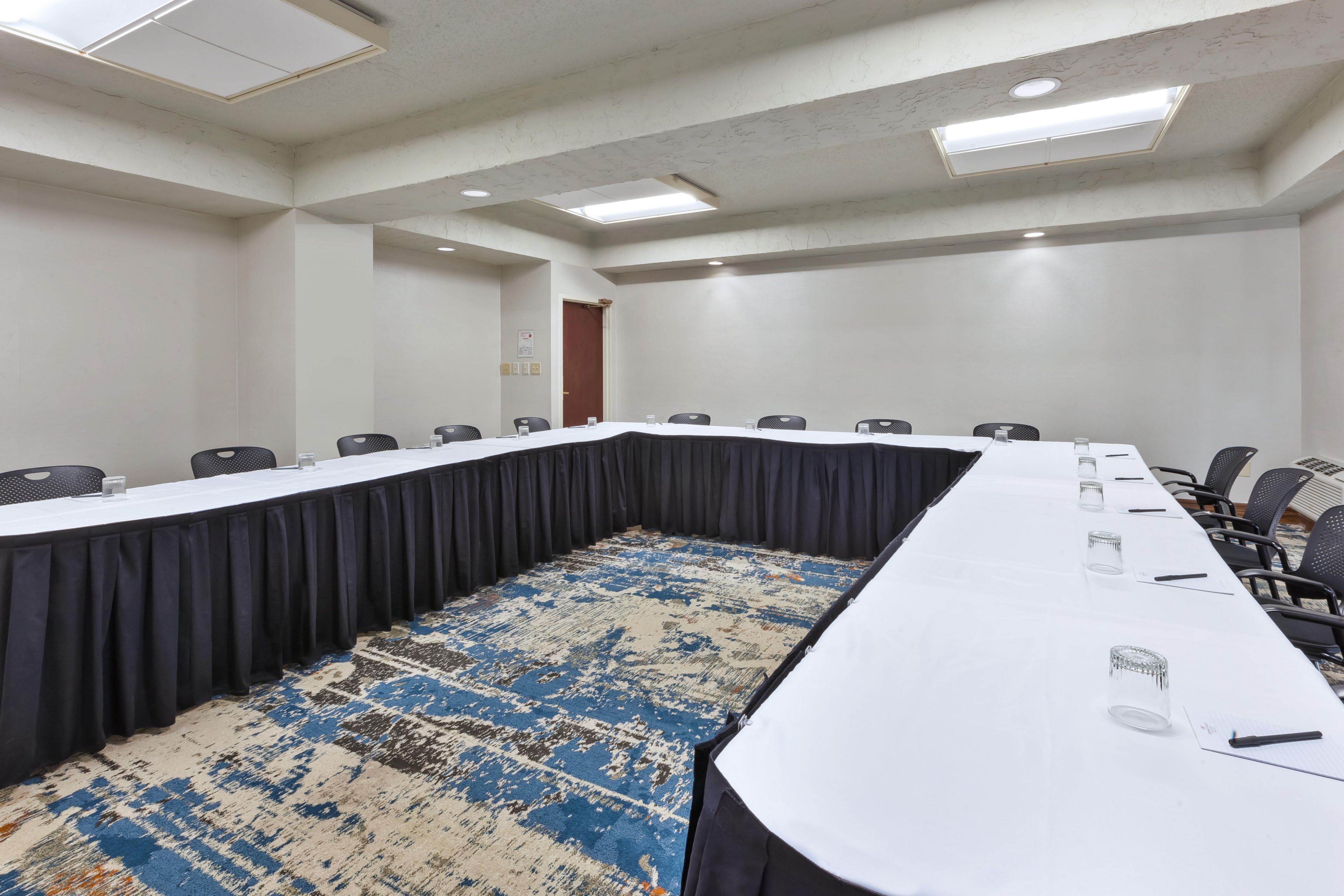 We offer meeting rooms for all sizes. Columbus, OH Meetings