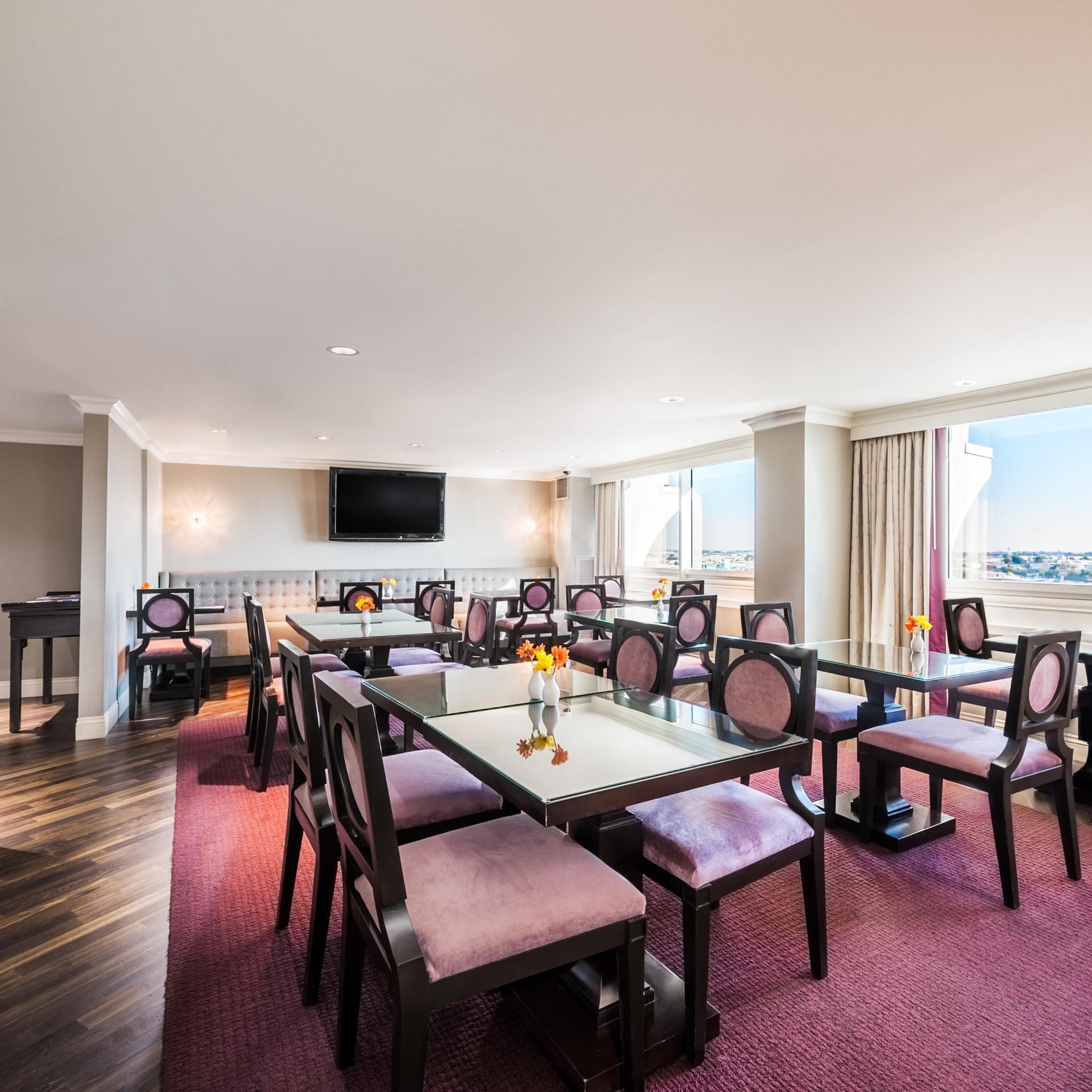 Executive Club Lounge, serves continental breakfast &amp; social hour