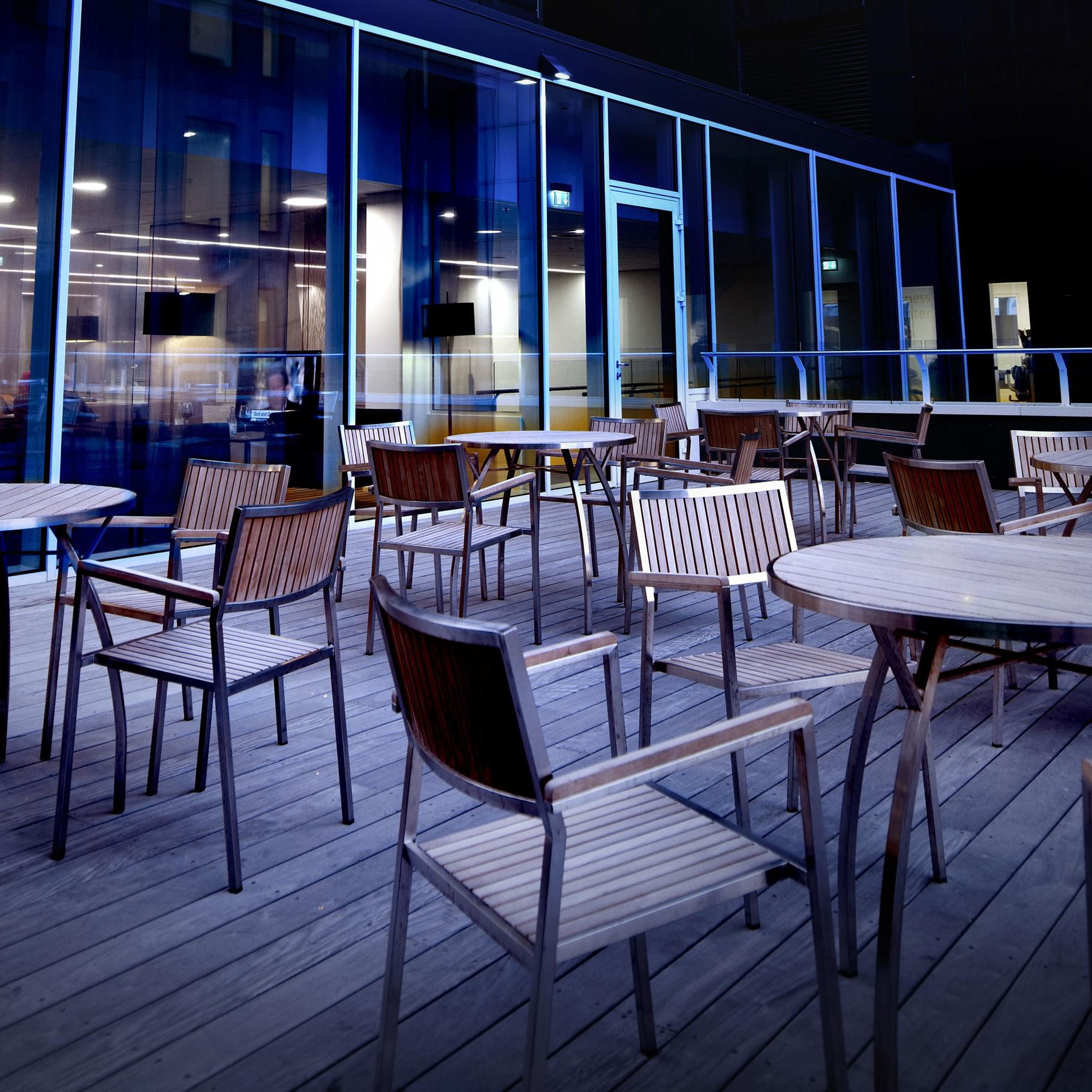 The terrasse is situated right next to the club lounge