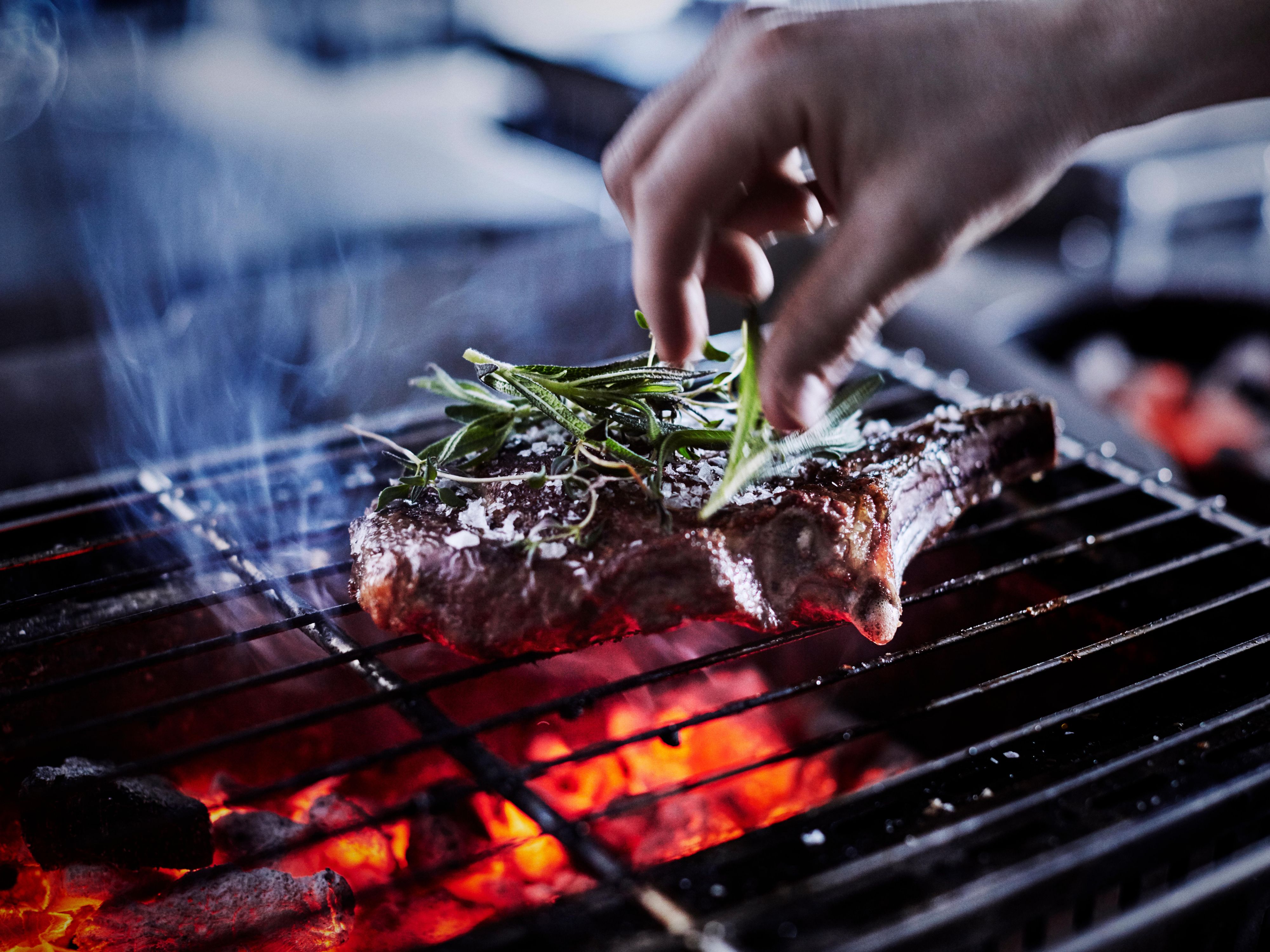 Disfrute de una comida o un delicioso cóctel en el Restaurante BARK ubicado en nuestro hermoso atrio rodeado de árboles adultos. BARK crea experiencias gourmet sensatas donde los clásicos daneses y estadounidenses se combinan de nuevas maneras y se preparan a la parrilla.
