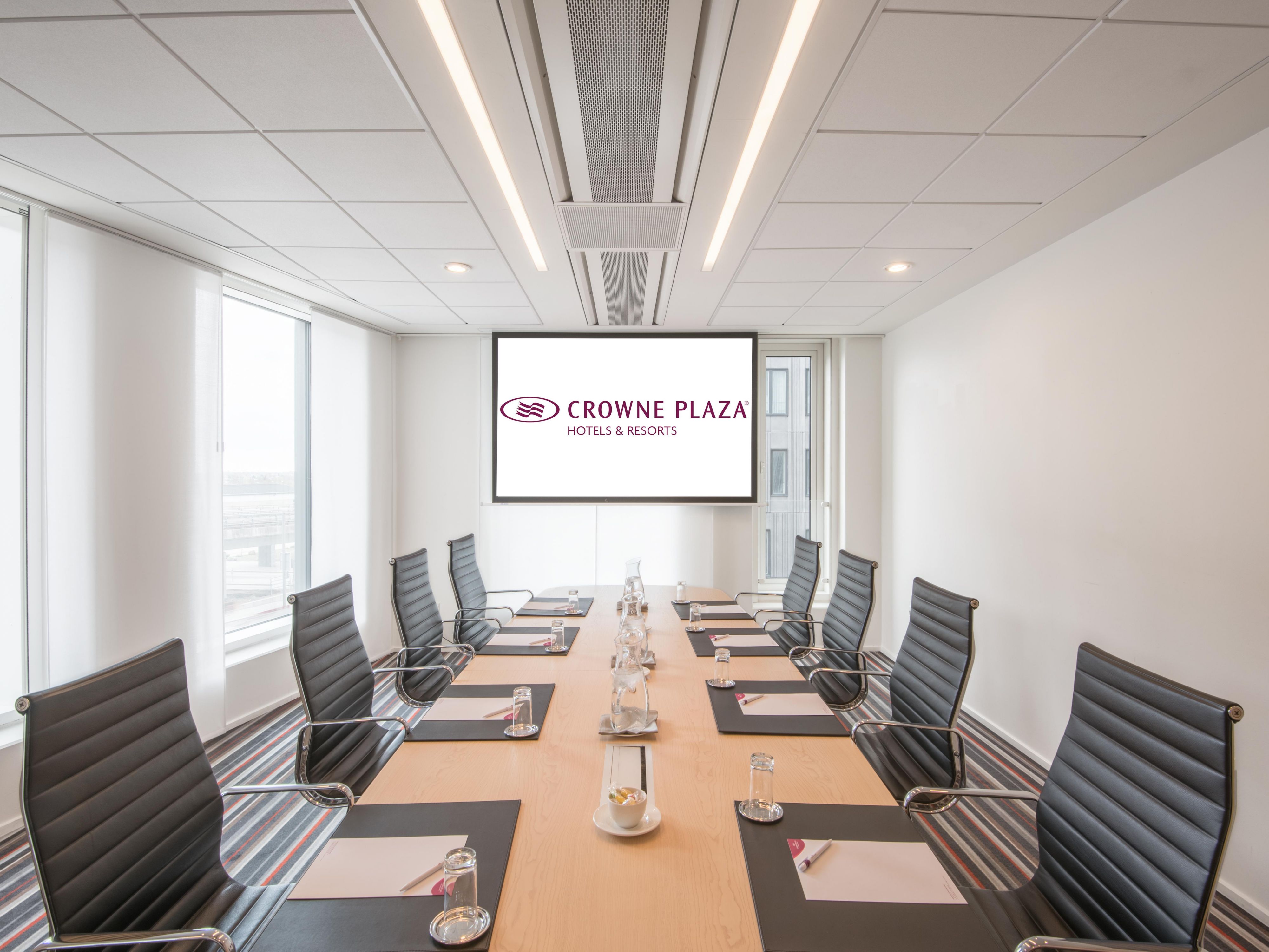 The need for both virtual and live meetings has increased. Therefore, we offer the possibility of both small and large digital solutions for your meetings and events. Anything from a simple online meeting to a large scale hybrid event is possible. Contact us and let us assist and advise you about your technical needs and options. 