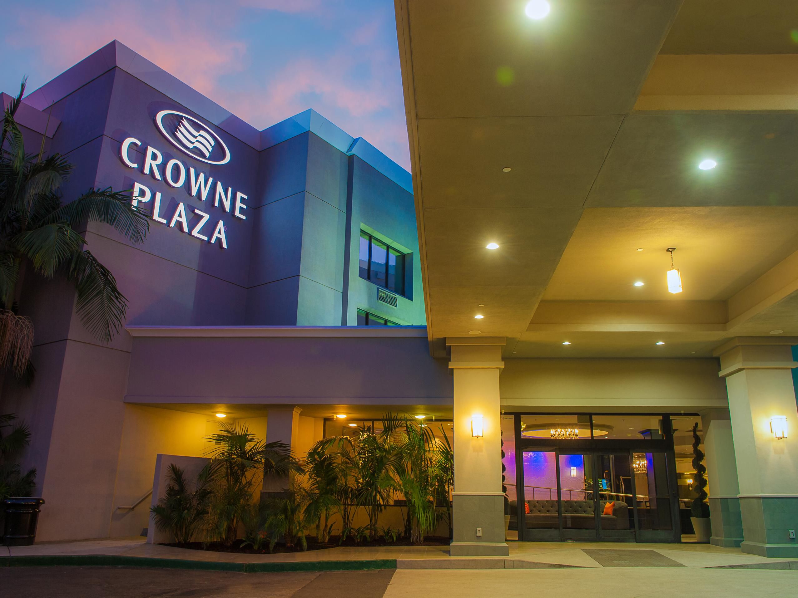 Crowne Plaza front entry